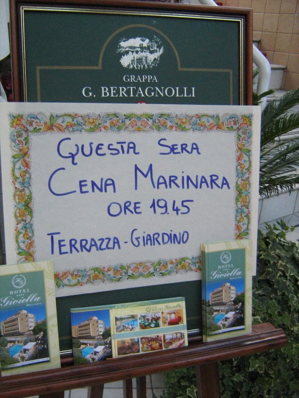 Evening entertainment in Hotel Gioiella Depandance