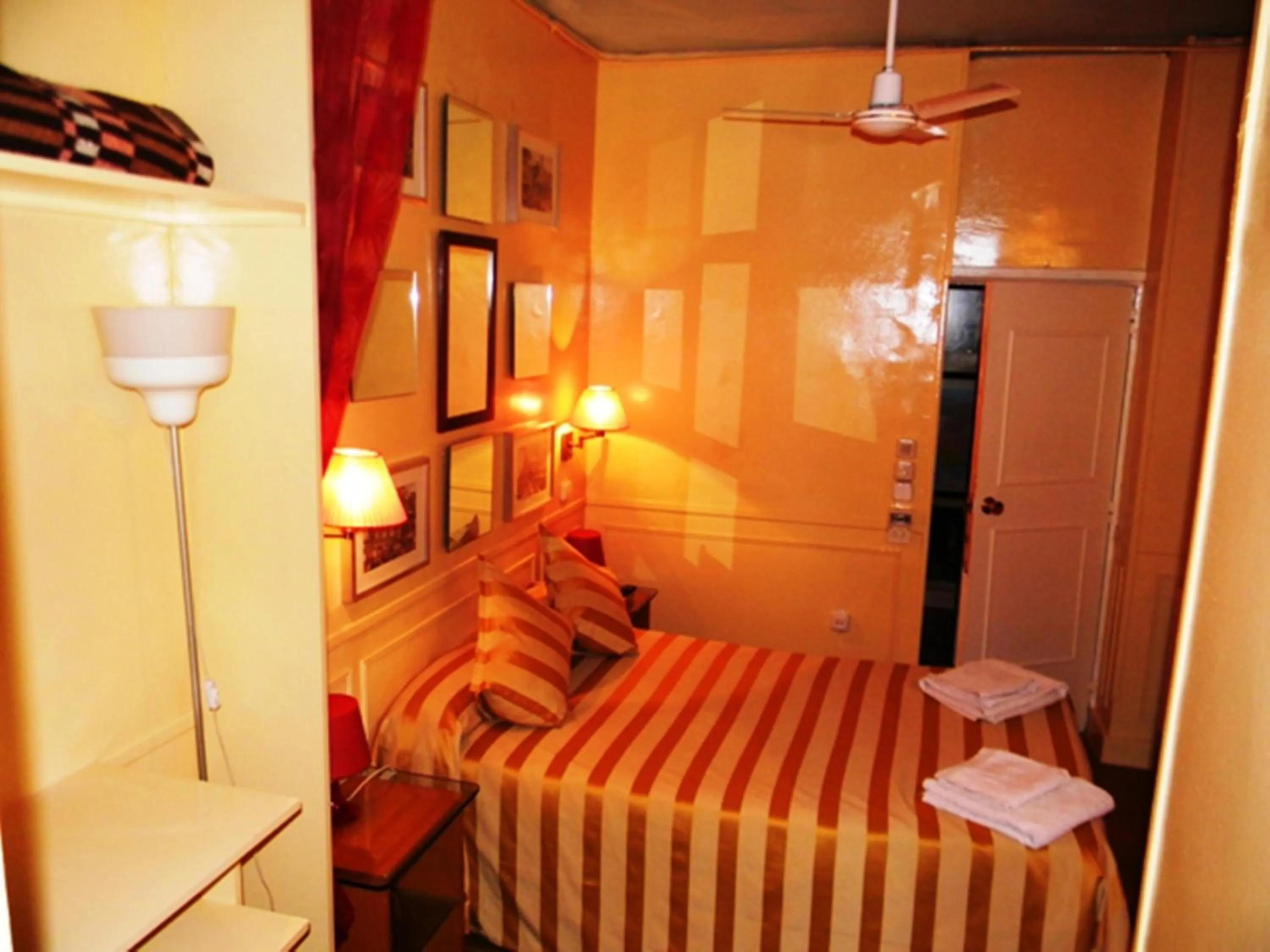 Photo of the whole room, Bed in Hostal La Fontana