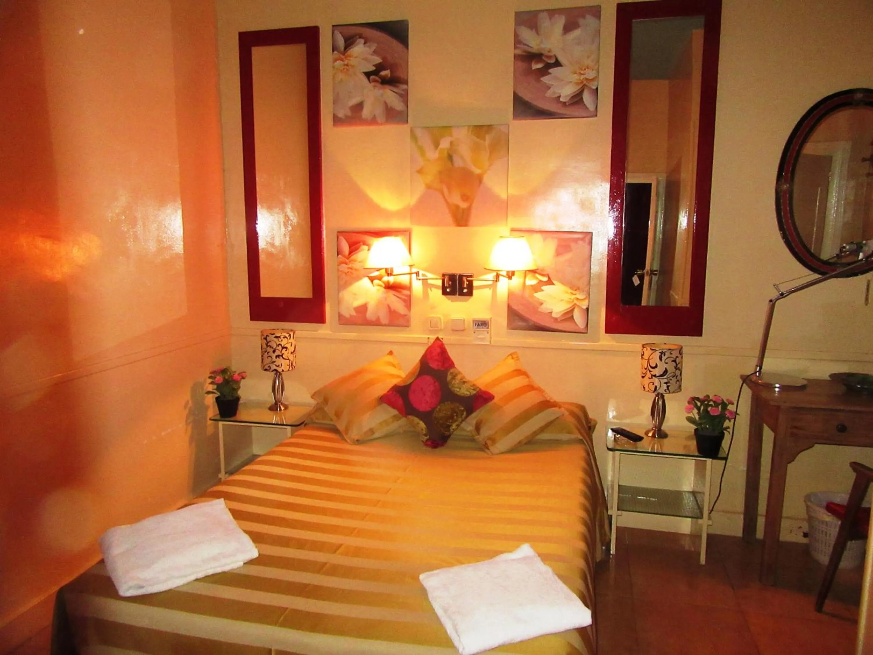 Photo of the whole room, Bed in Hostal La Fontana