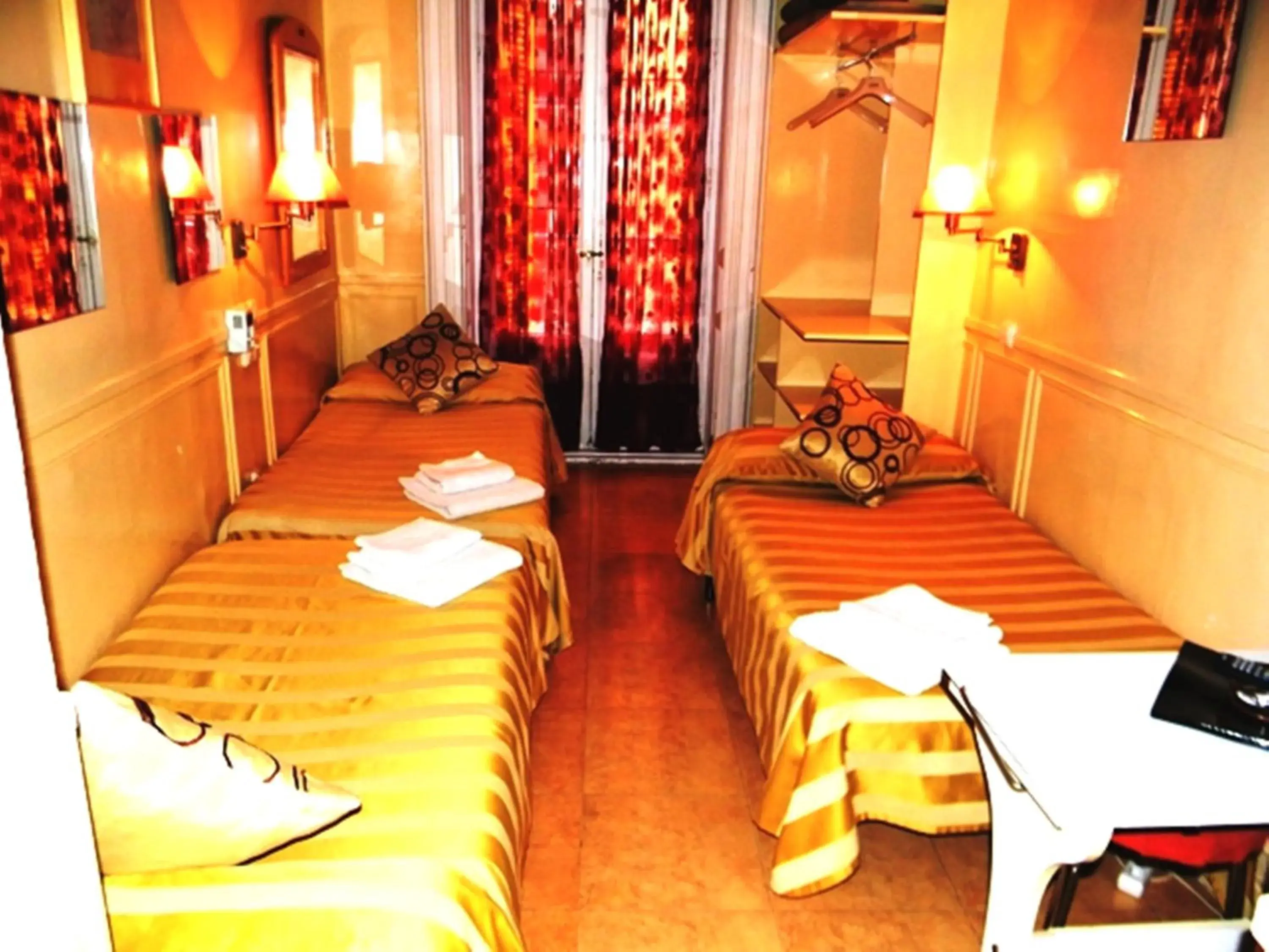 Triple Room with Balcony in Hostal La Fontana Triple Room with Balcony in Hostal La Fontana