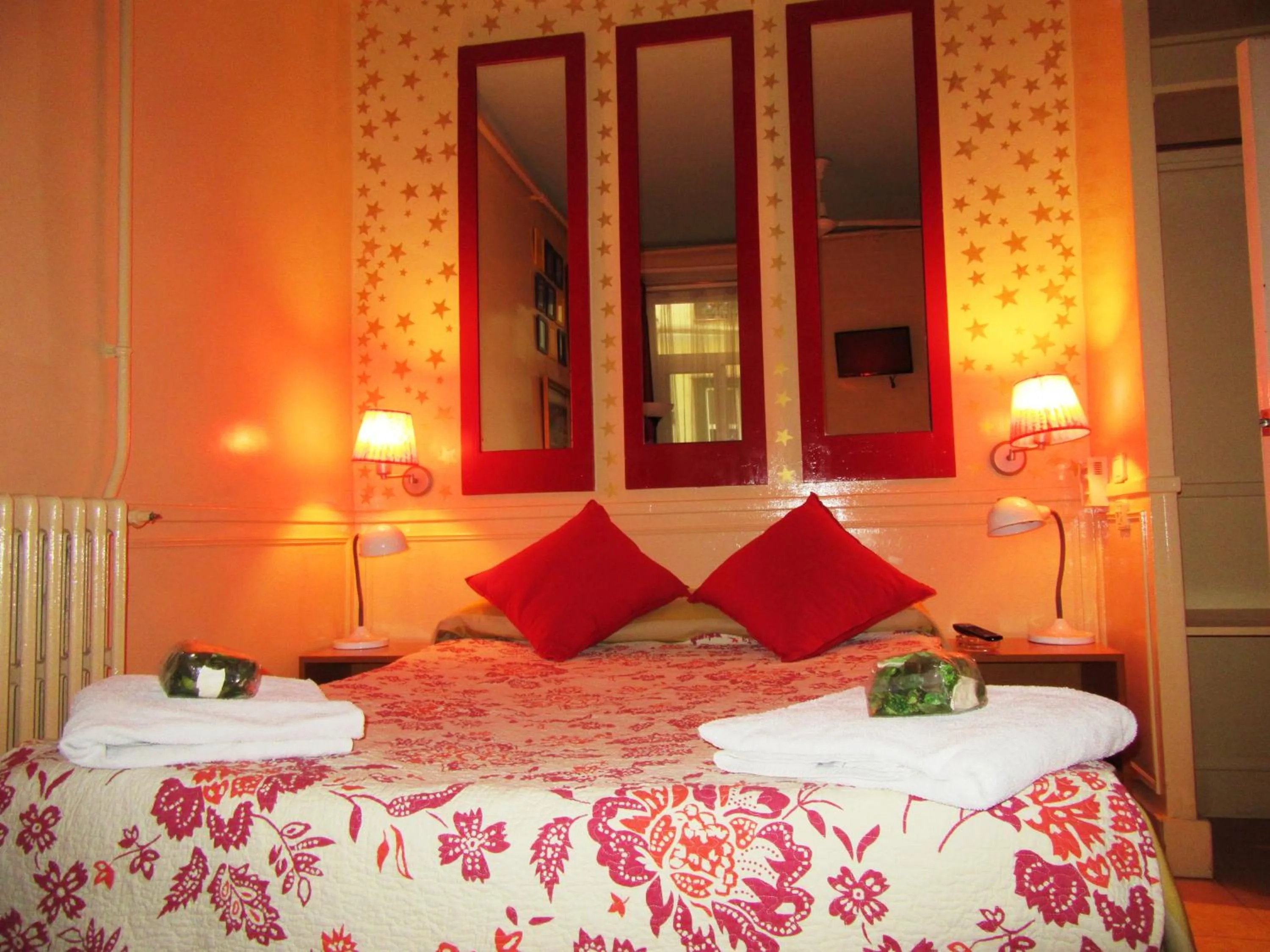 Photo of the whole room, Bed in Hostal La Fontana