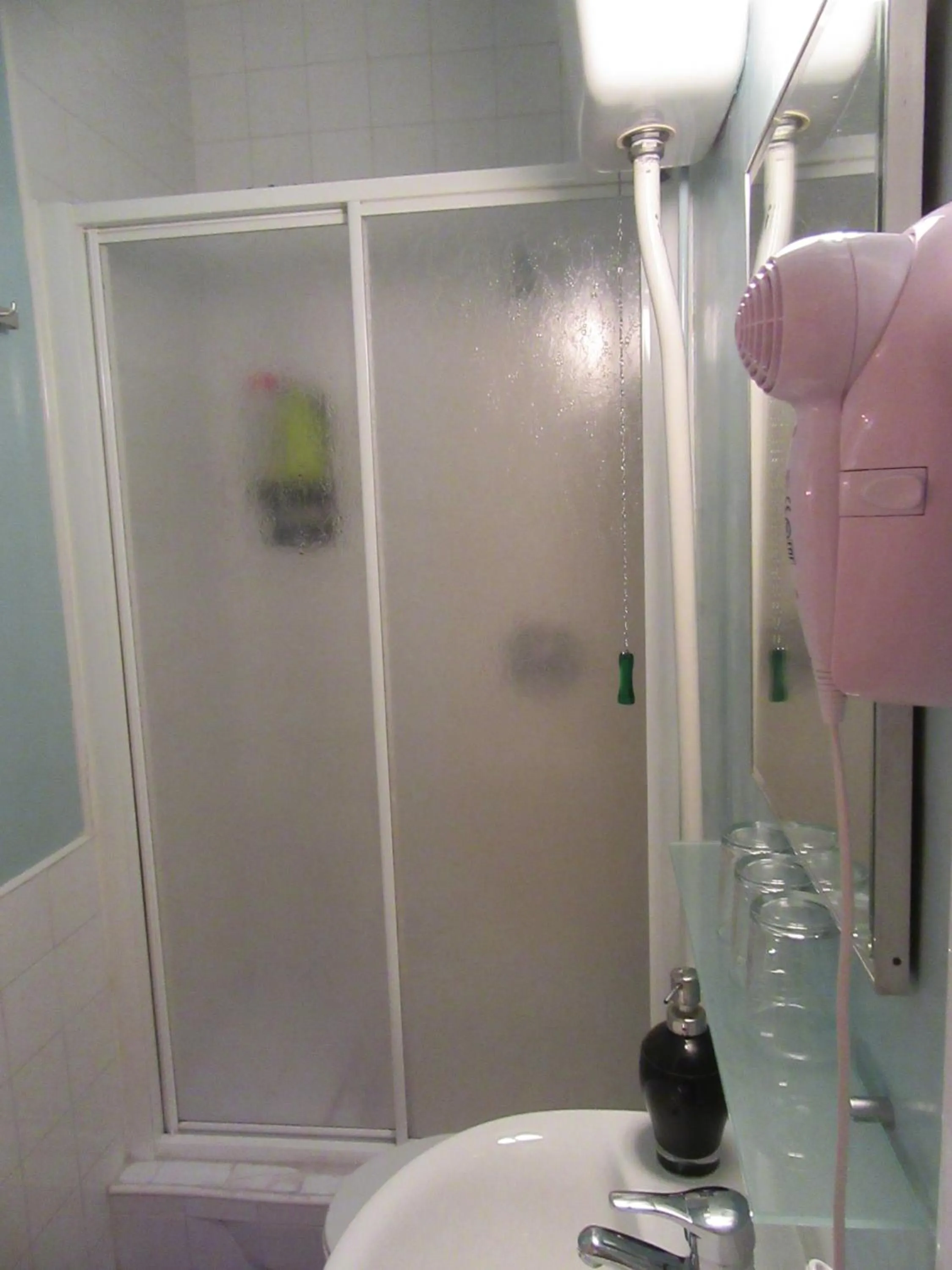 Shower in Hostal La Fontana