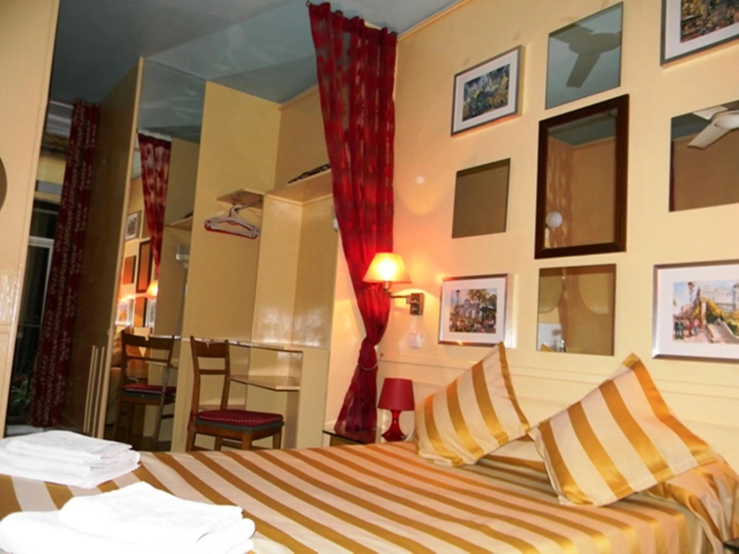 Photo of the whole room, Bed in Hostal La Fontana