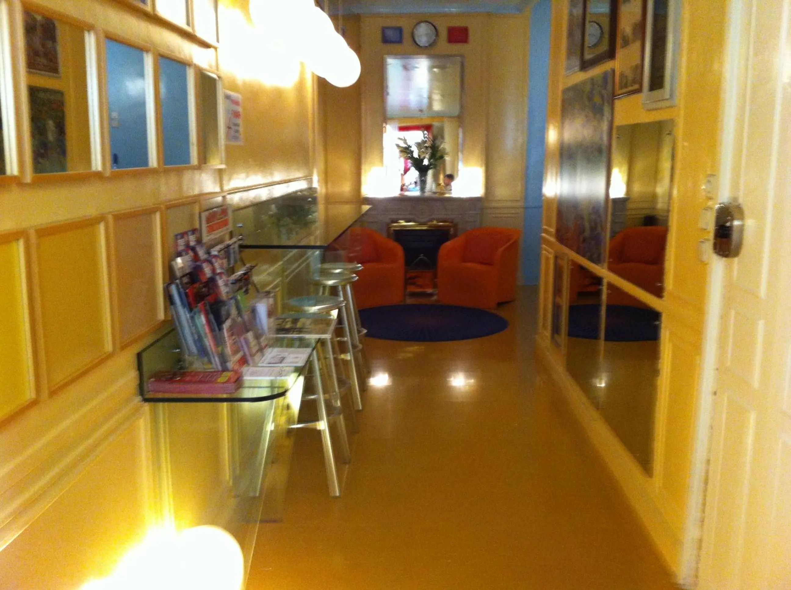 Photo of the whole room in Hostal La Fontana