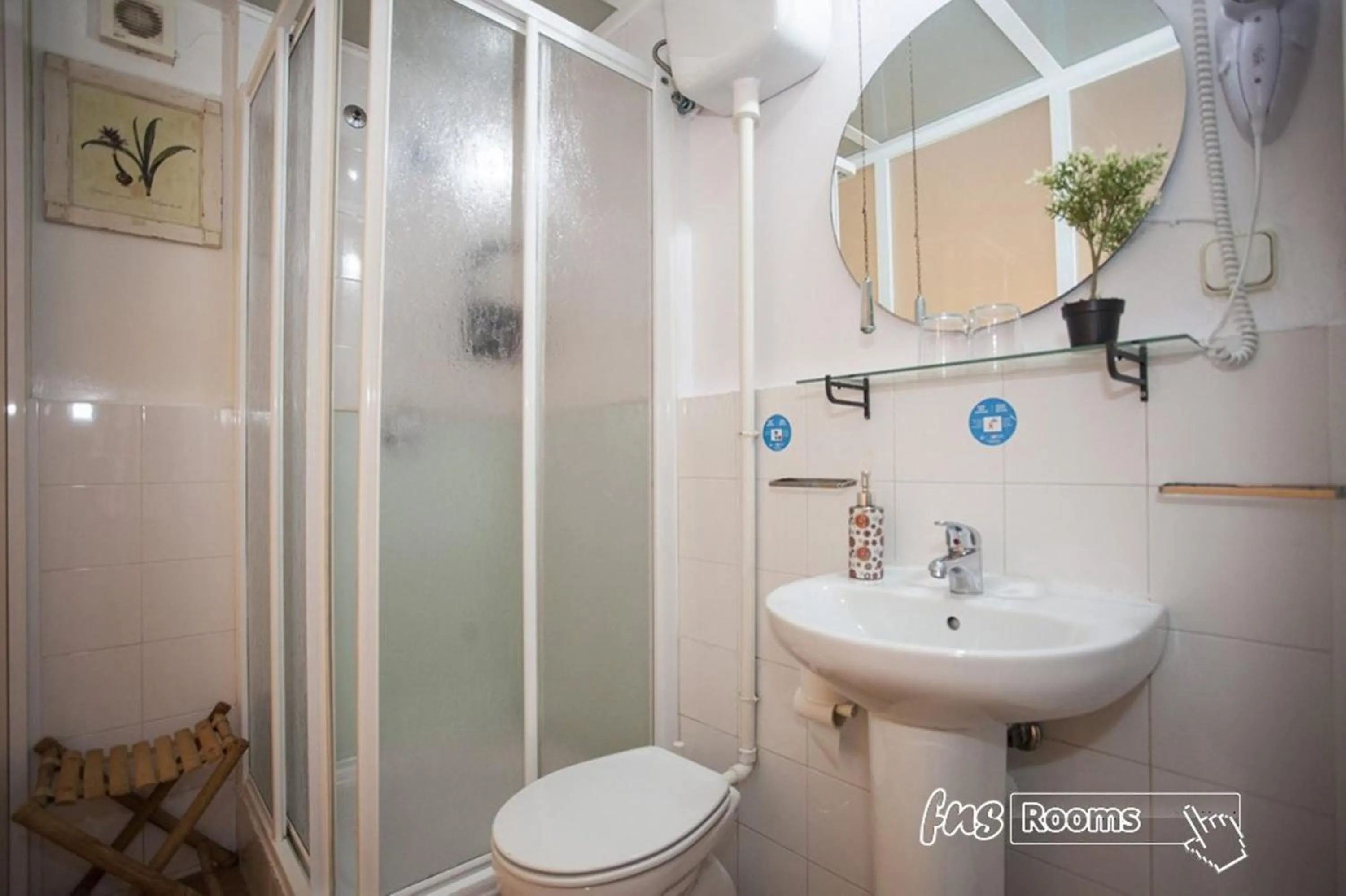 Shower in Hostal La Fontana