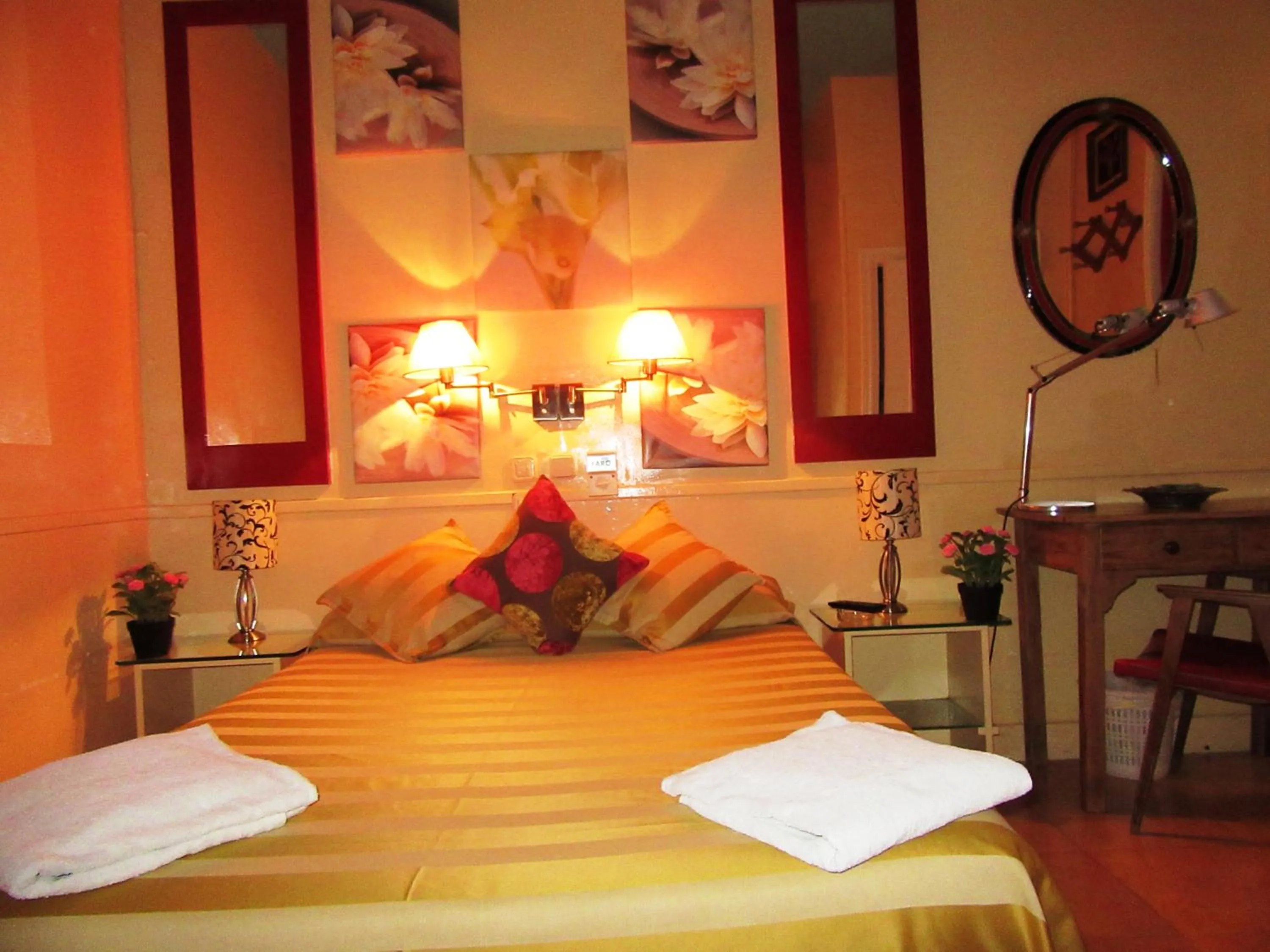 Photo of the whole room, Bed in Hostal La Fontana