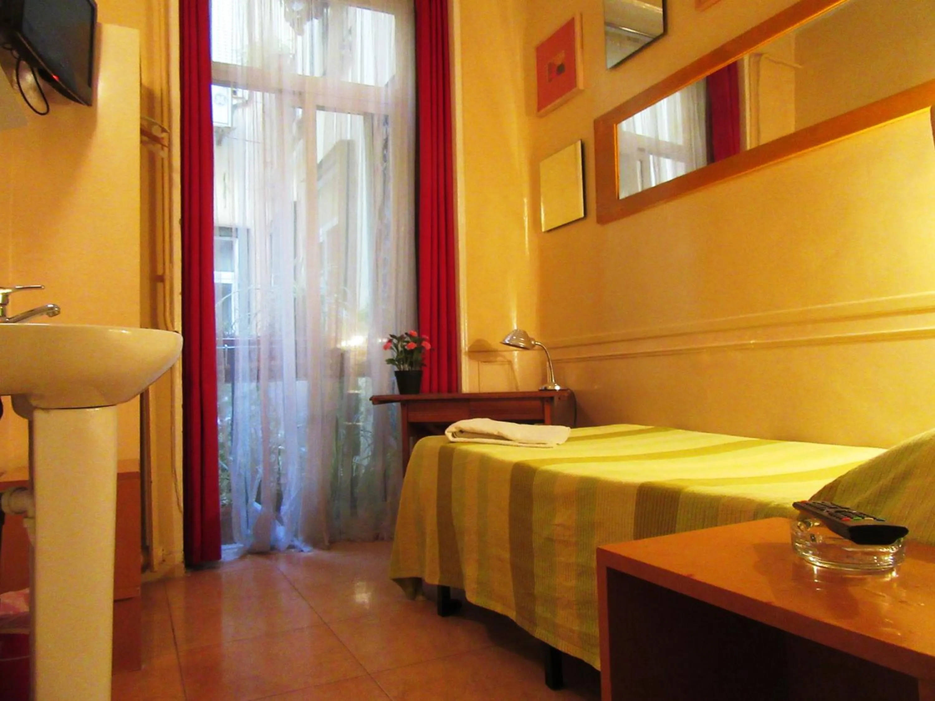 Bed in Hostal La Fontana