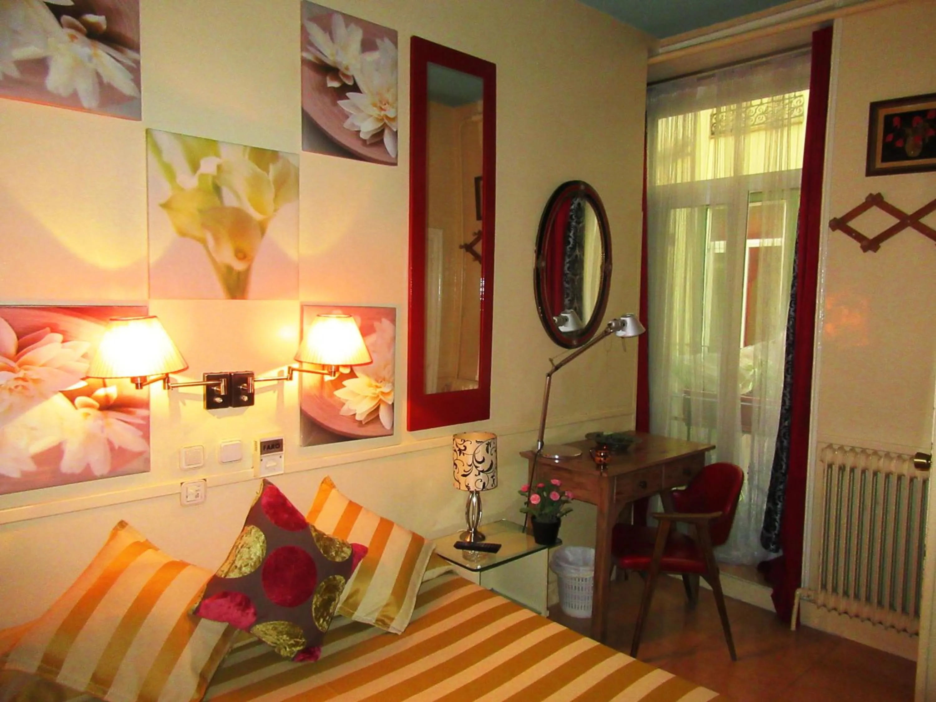 Garden view in Hostal La Fontana