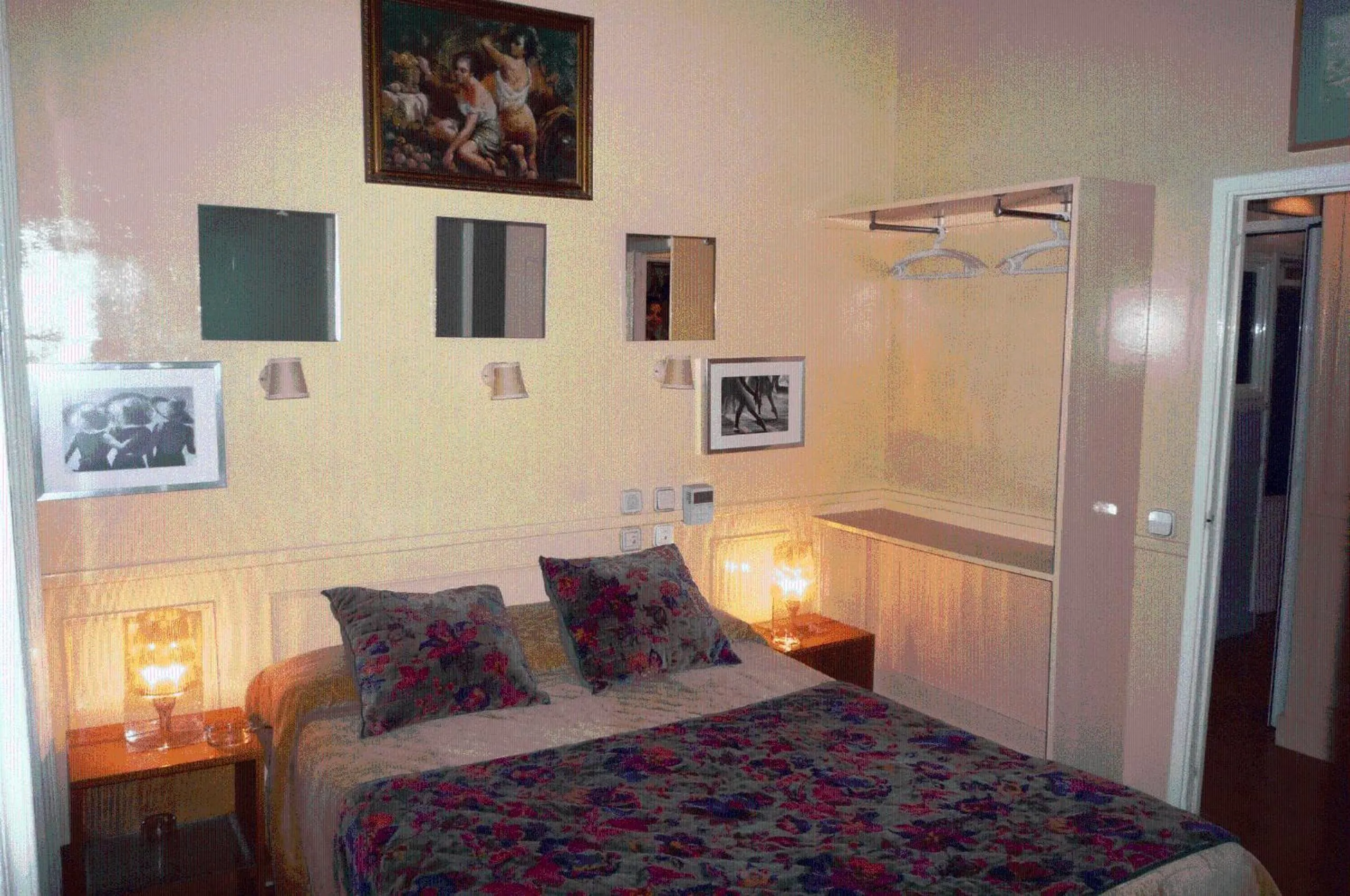 Photo of the whole room, Bed in Hostal La Fontana
