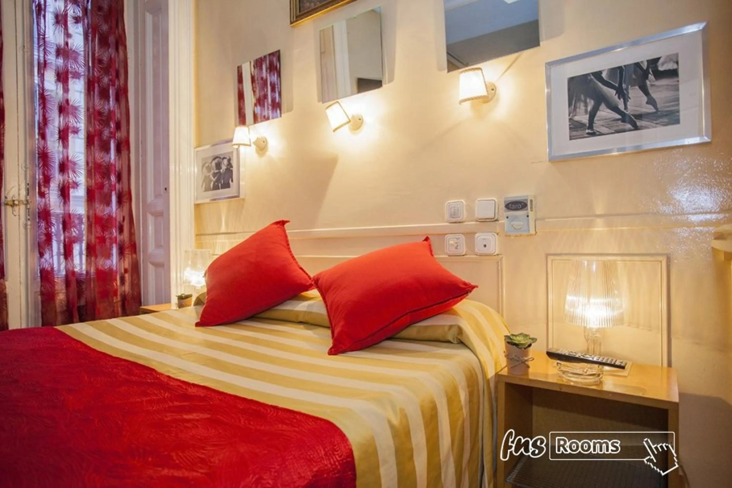 Photo of the whole room, Bed in Hostal La Fontana