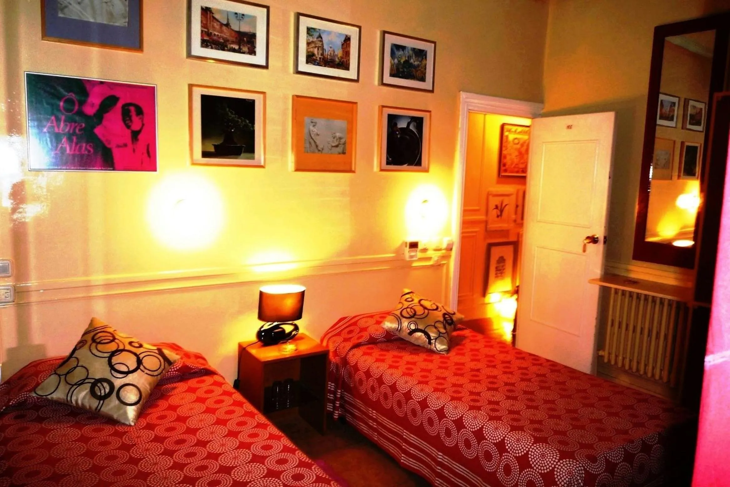 Photo of the whole room, Bed in Hostal La Fontana