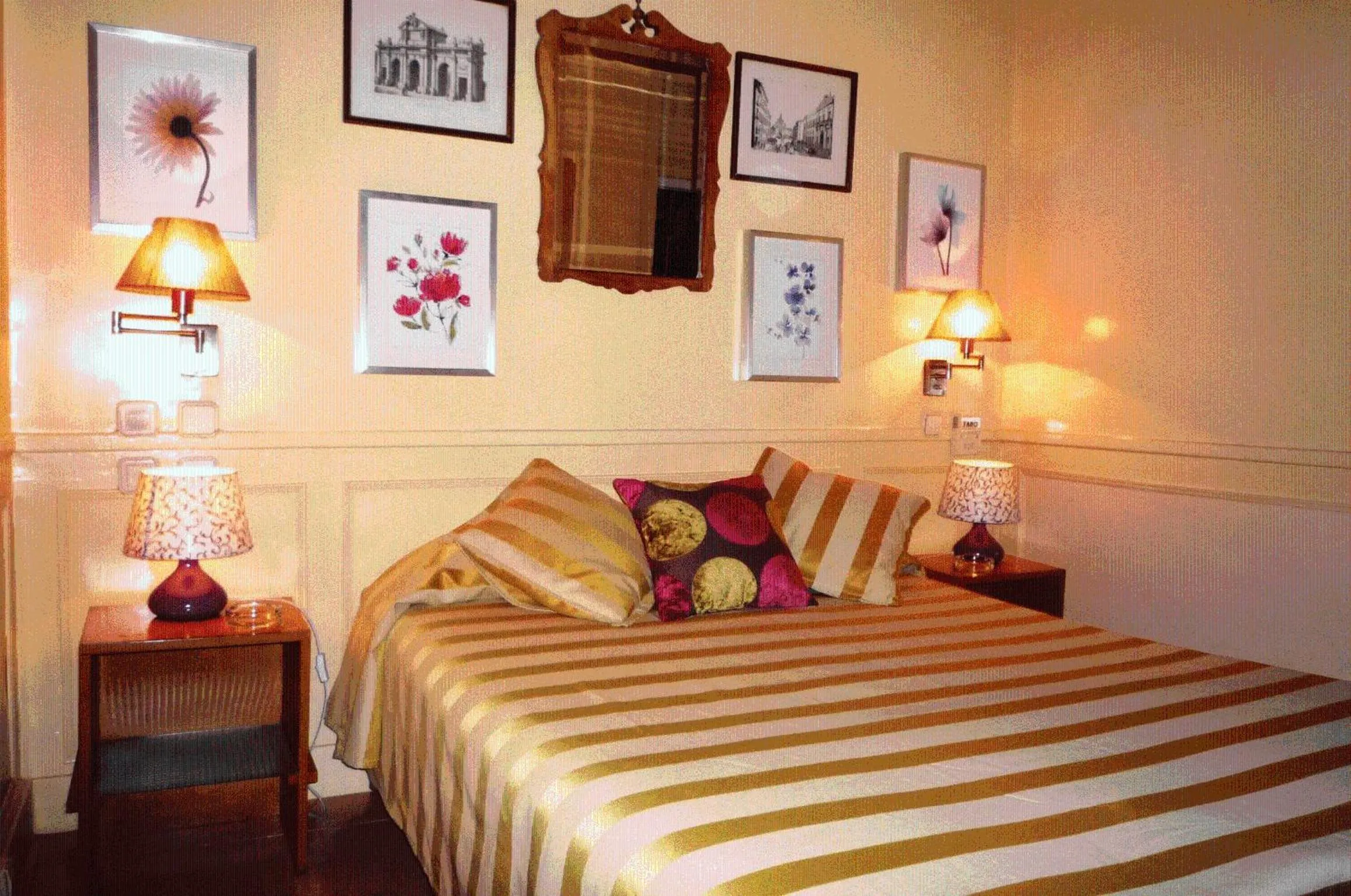 Photo of the whole room, Bed in Hostal La Fontana