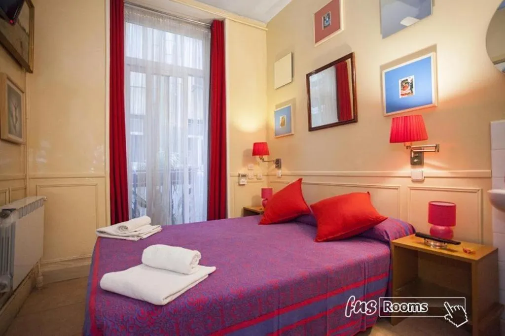 Photo of the whole room, Bed in Hostal La Fontana