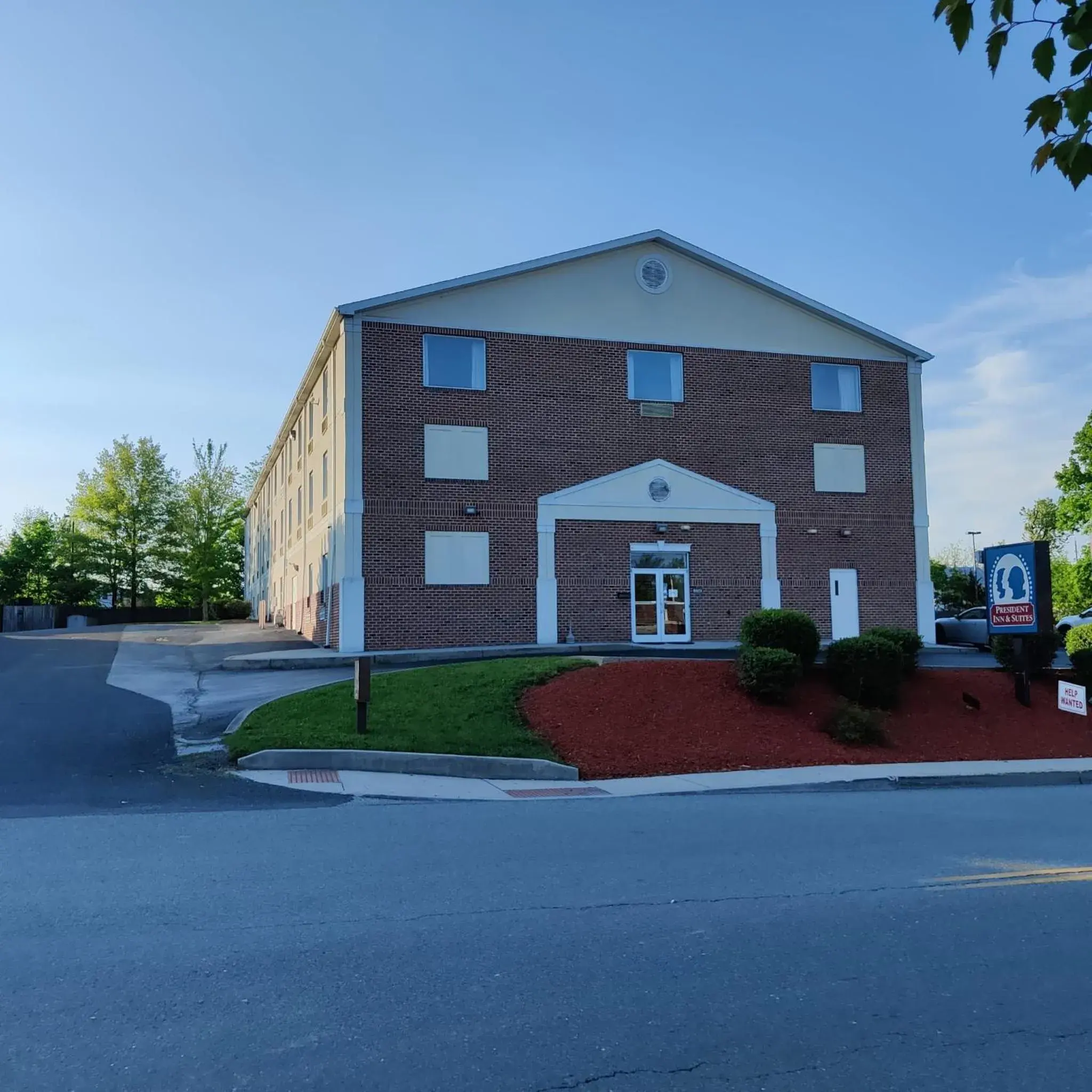 Property Building in President Inn & Suites