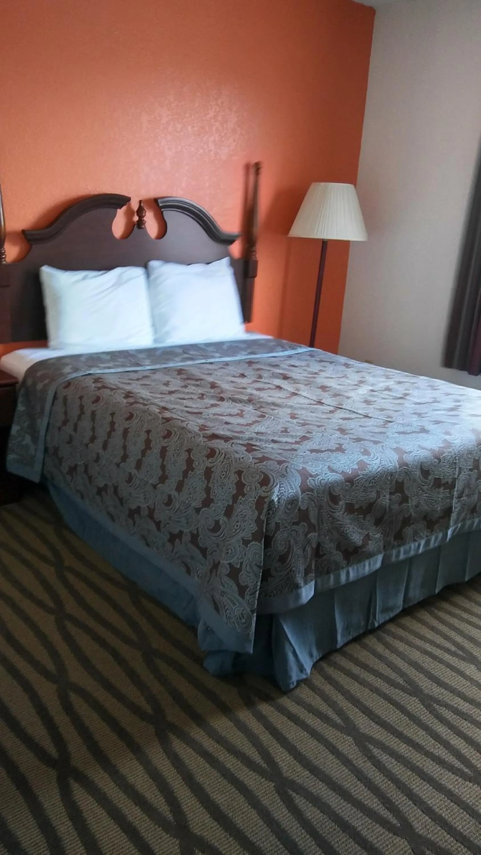Bed in President Inn & Suites