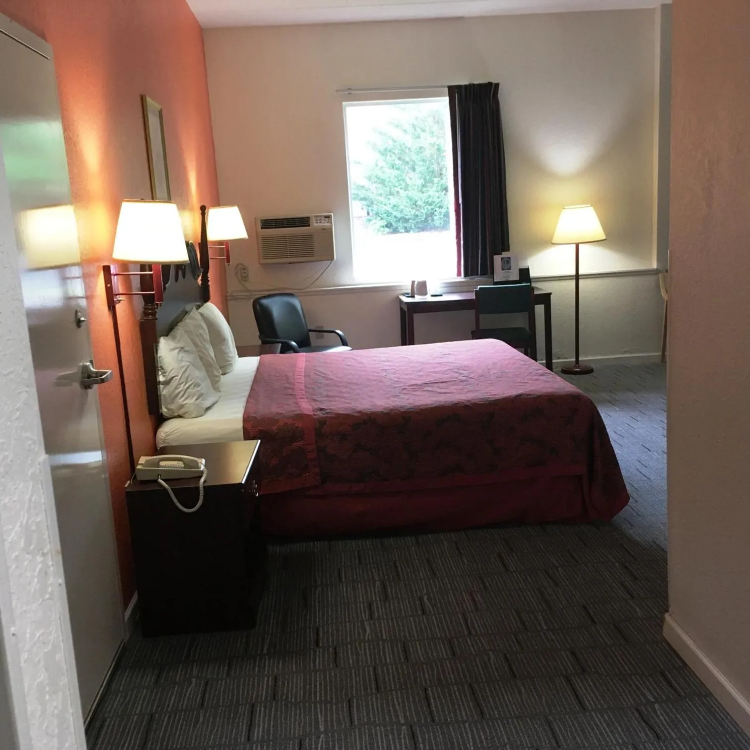 Bed in President Inn & Suites