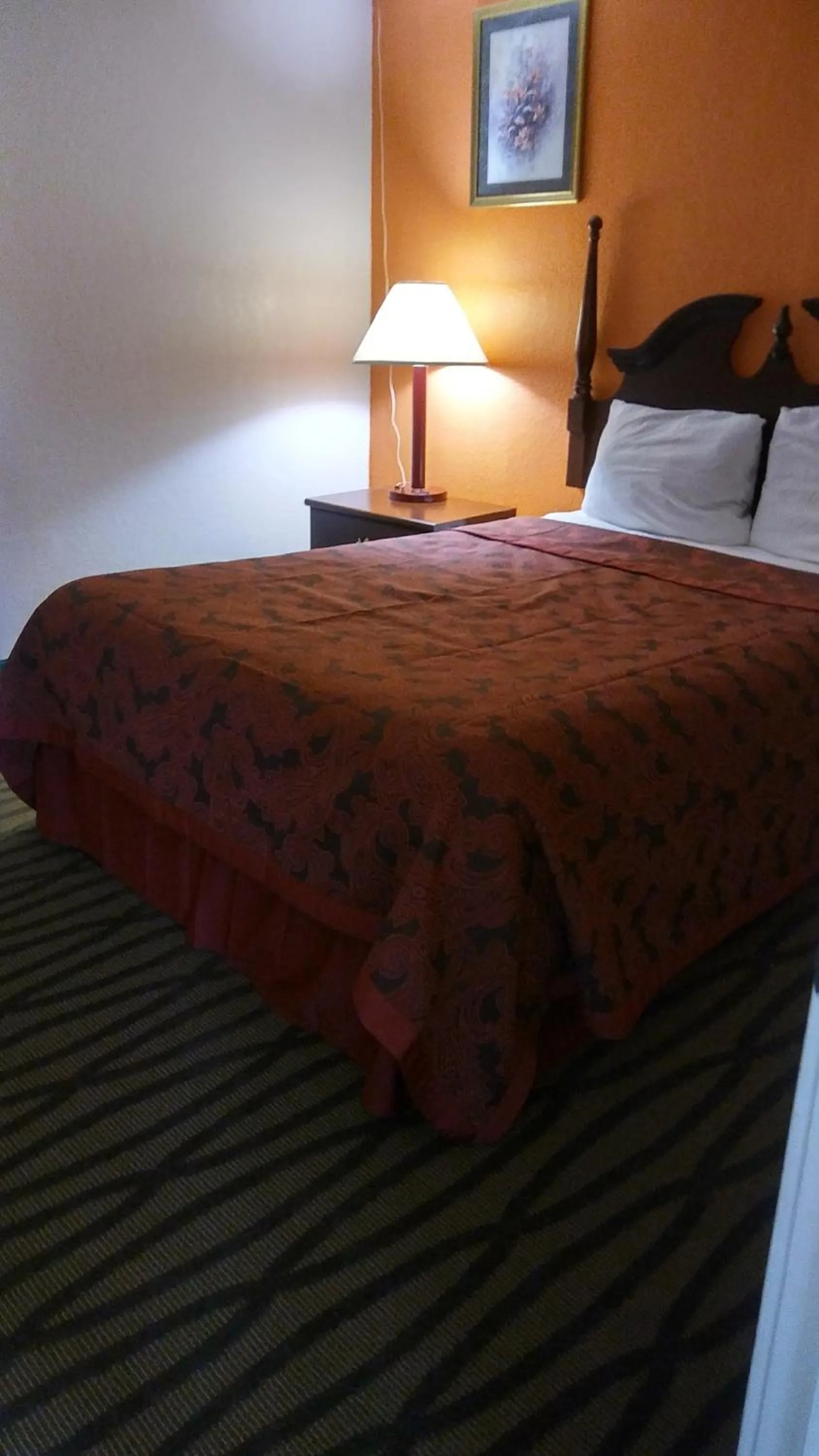 Bed in President Inn & Suites