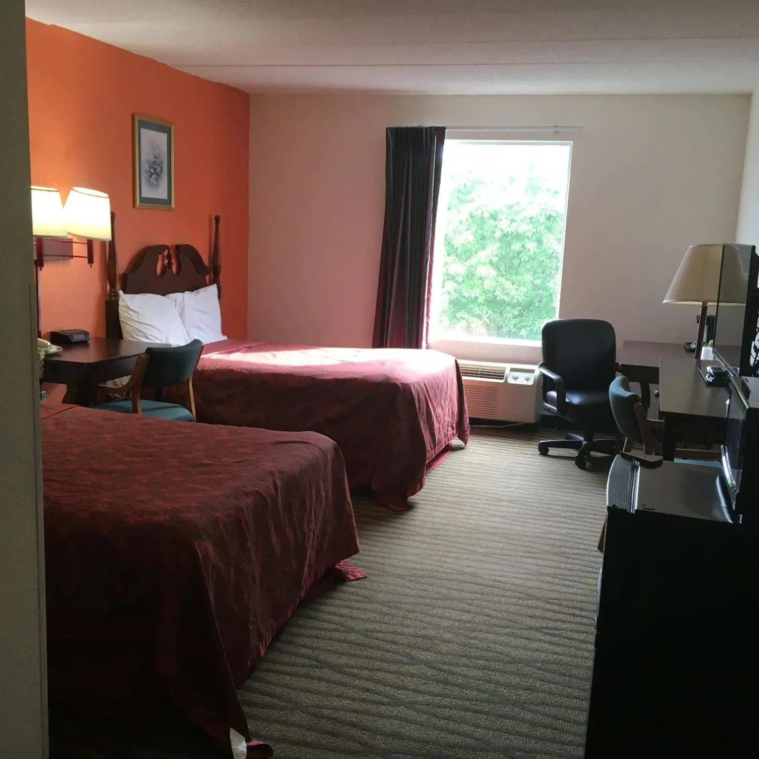 Bed in President Inn & Suites