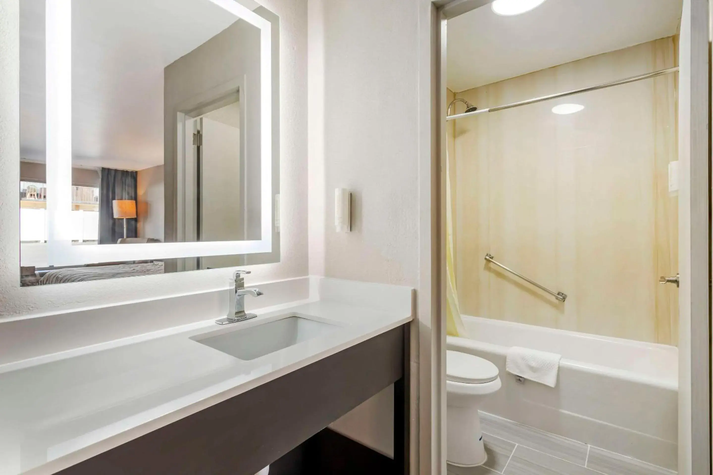 Bedroom in Rodeway Inn Orange Park - Jacksonville near Naval Air Station Bedroom in Rodeway Inn Orange Park - Jacksonville near Naval Air Station