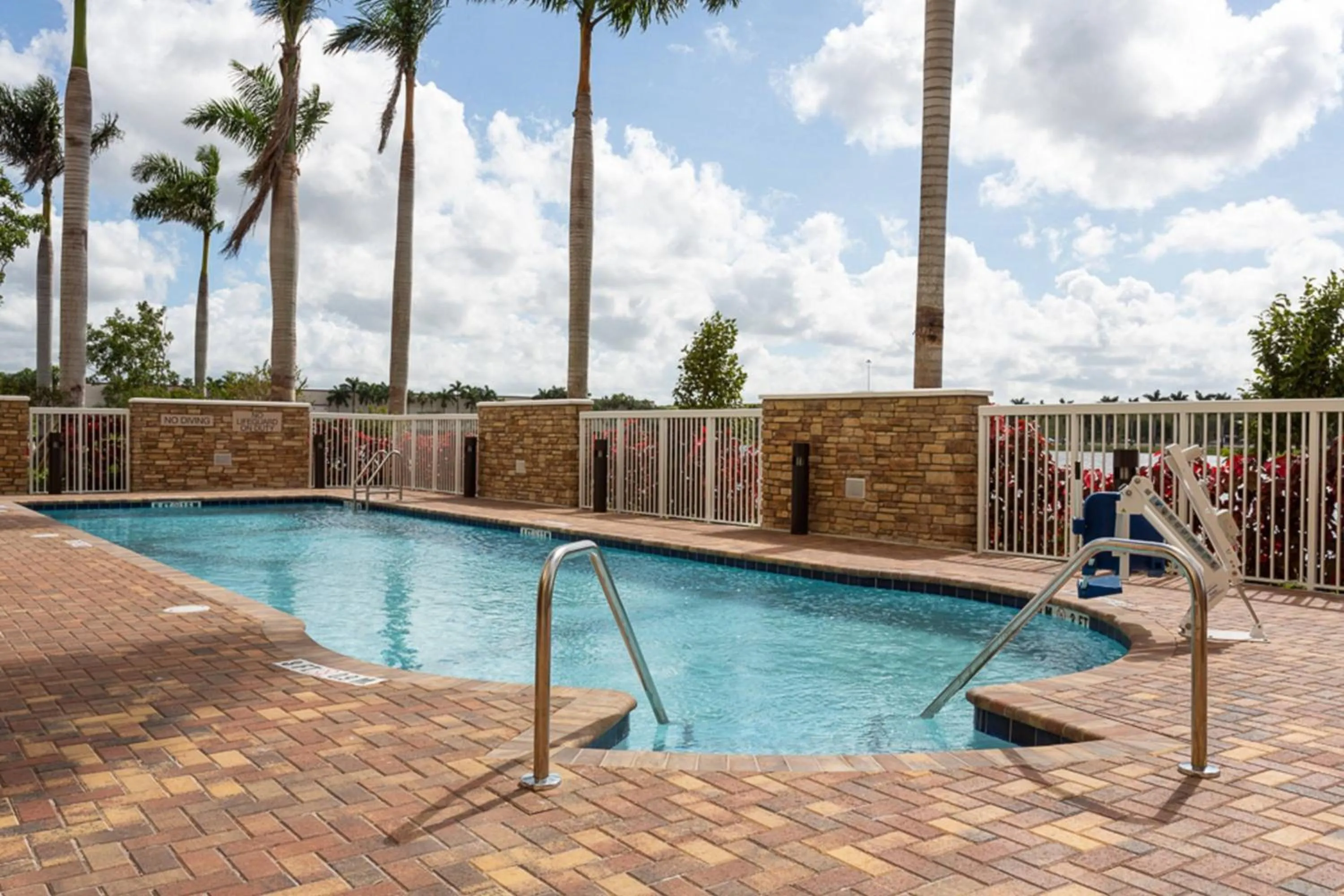 Swimming pool in SpringHill Suites by Marriott Fort Lauderdale Miramar