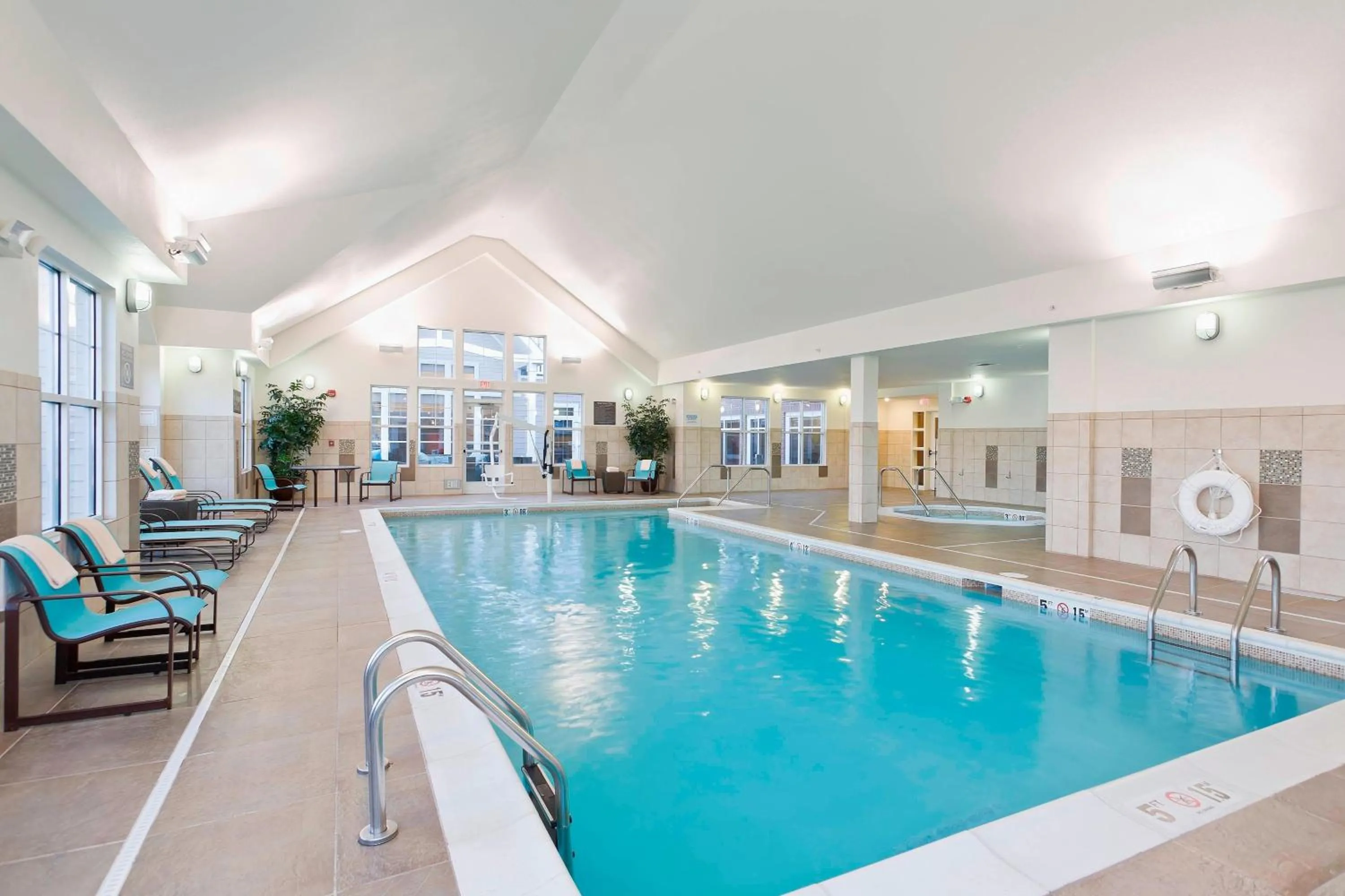 Swimming pool in Residence Inn Bismarck North