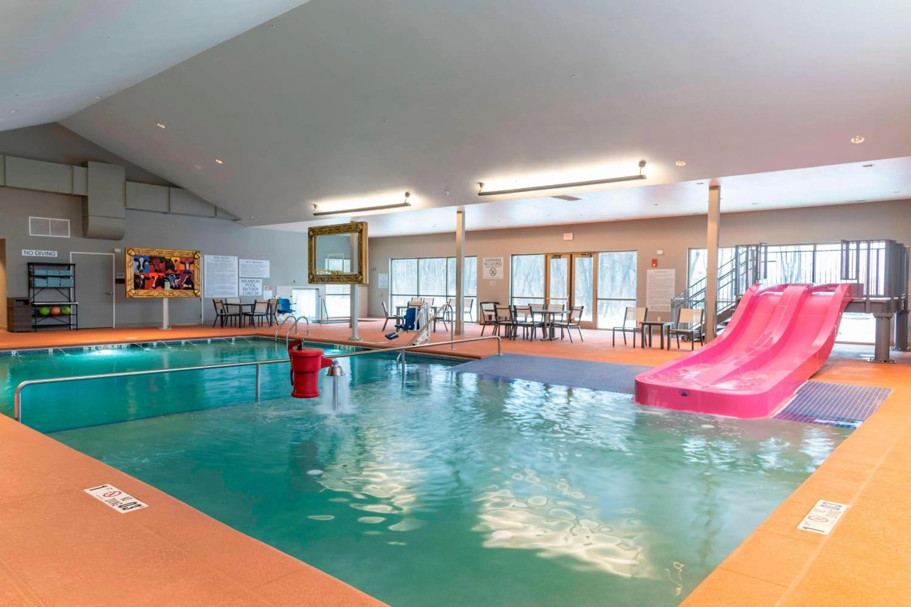 Swimming pool in Fairfield Inn & Suites by Marriott Fair Oaks Farms