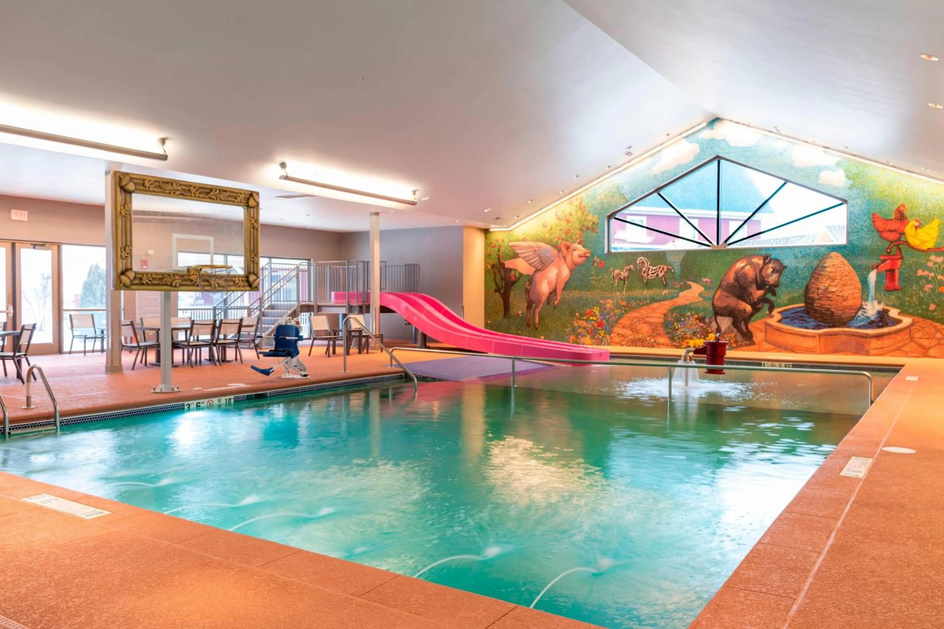 Swimming pool in Fairfield Inn & Suites by Marriott Fair Oaks Farms