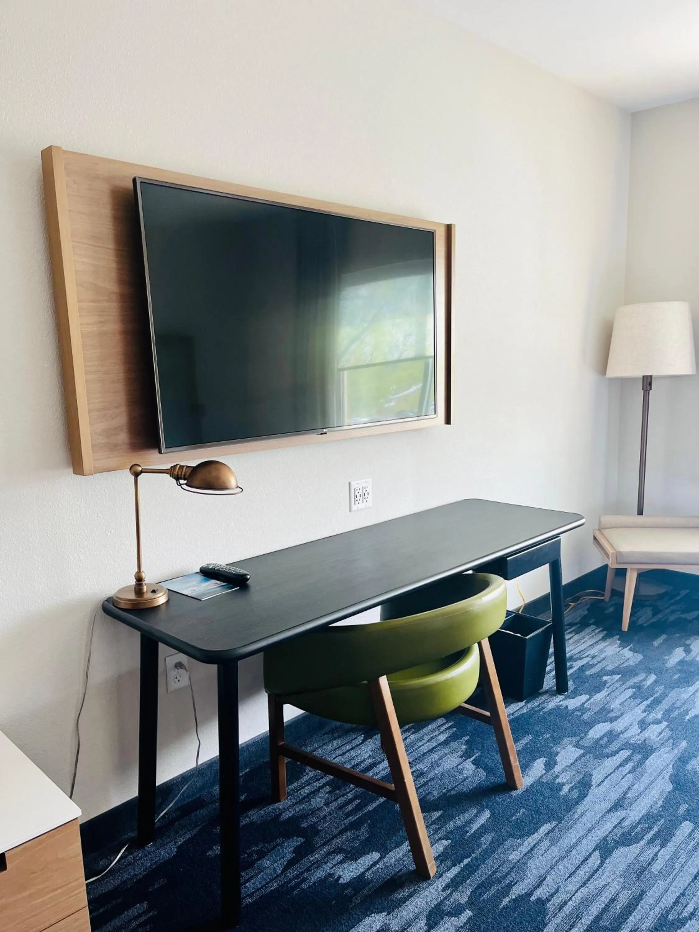TV and multimedia in Fairfield Inn & Suites by Marriott Staunton