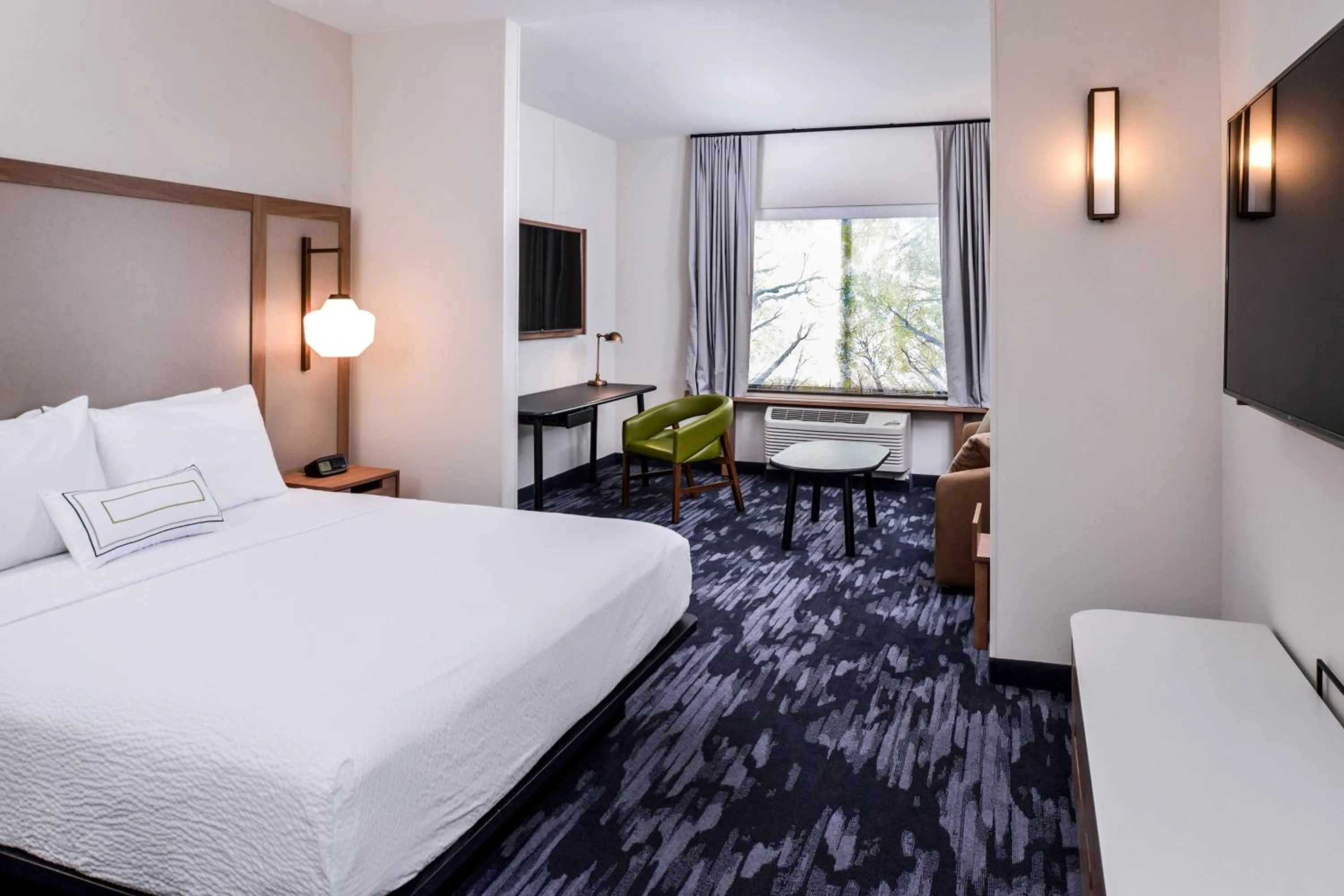 Photo of the whole room, Bed in Fairfield Inn & Suites by Marriott Staunton