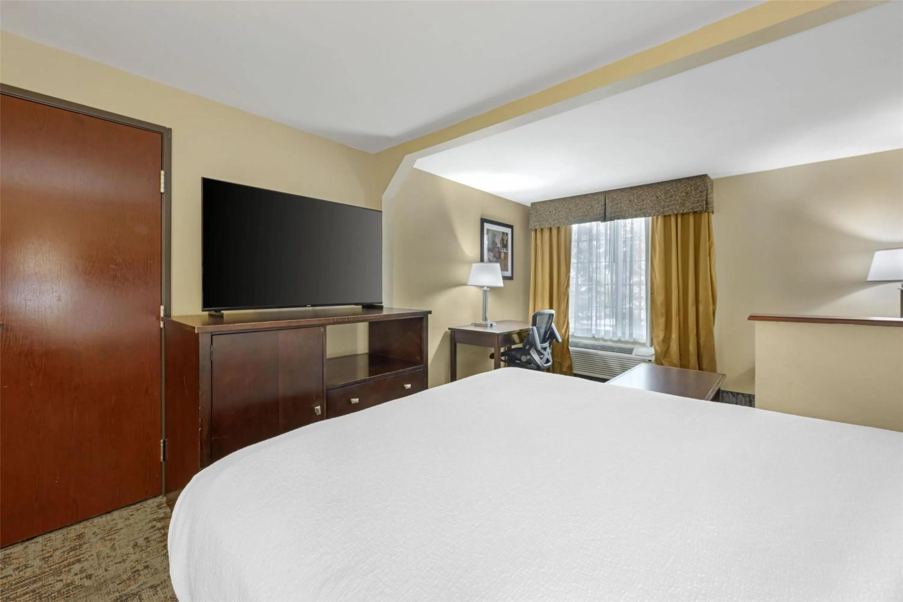 Bedroom, Bed in Best Western Plus Prairie Inn