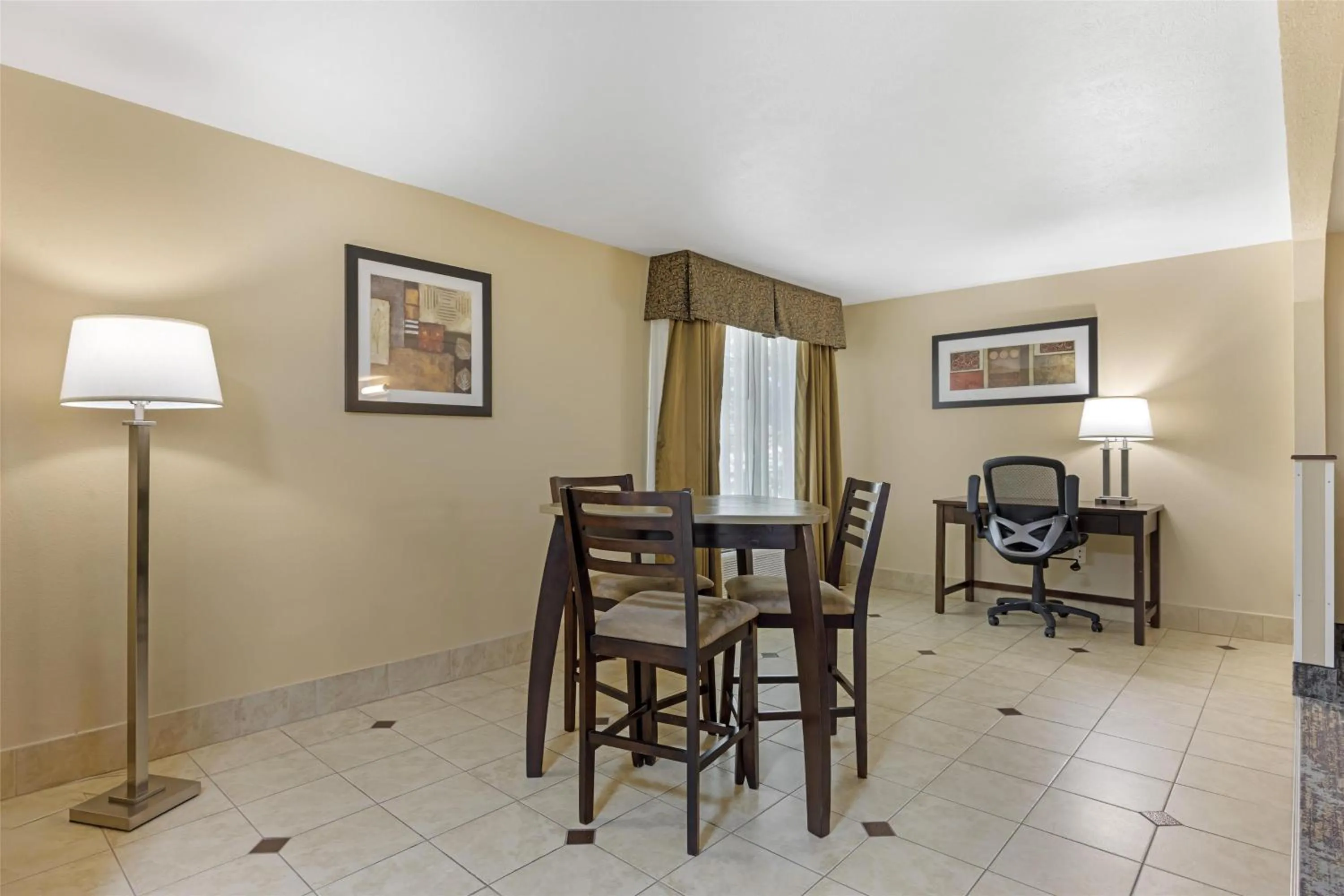 Bedroom in Best Western Plus Prairie Inn
