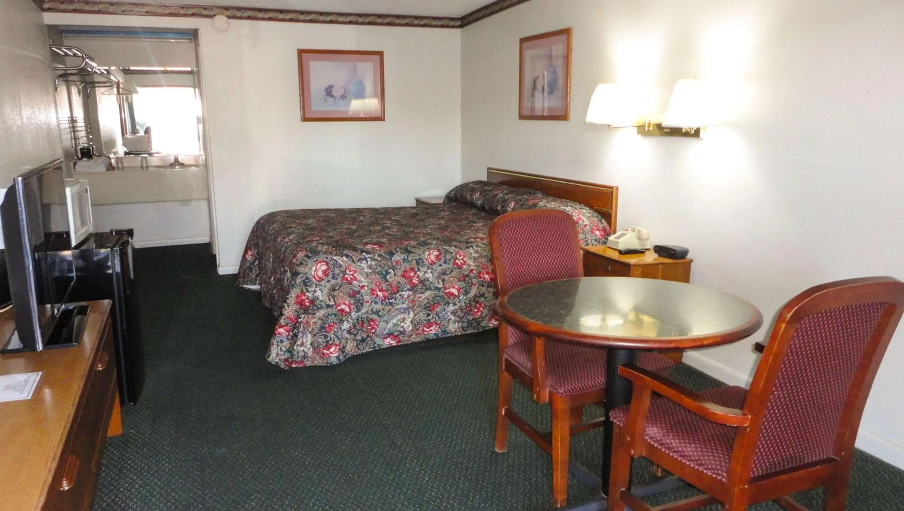 Photo of the whole room in Budget Inn Franklinton