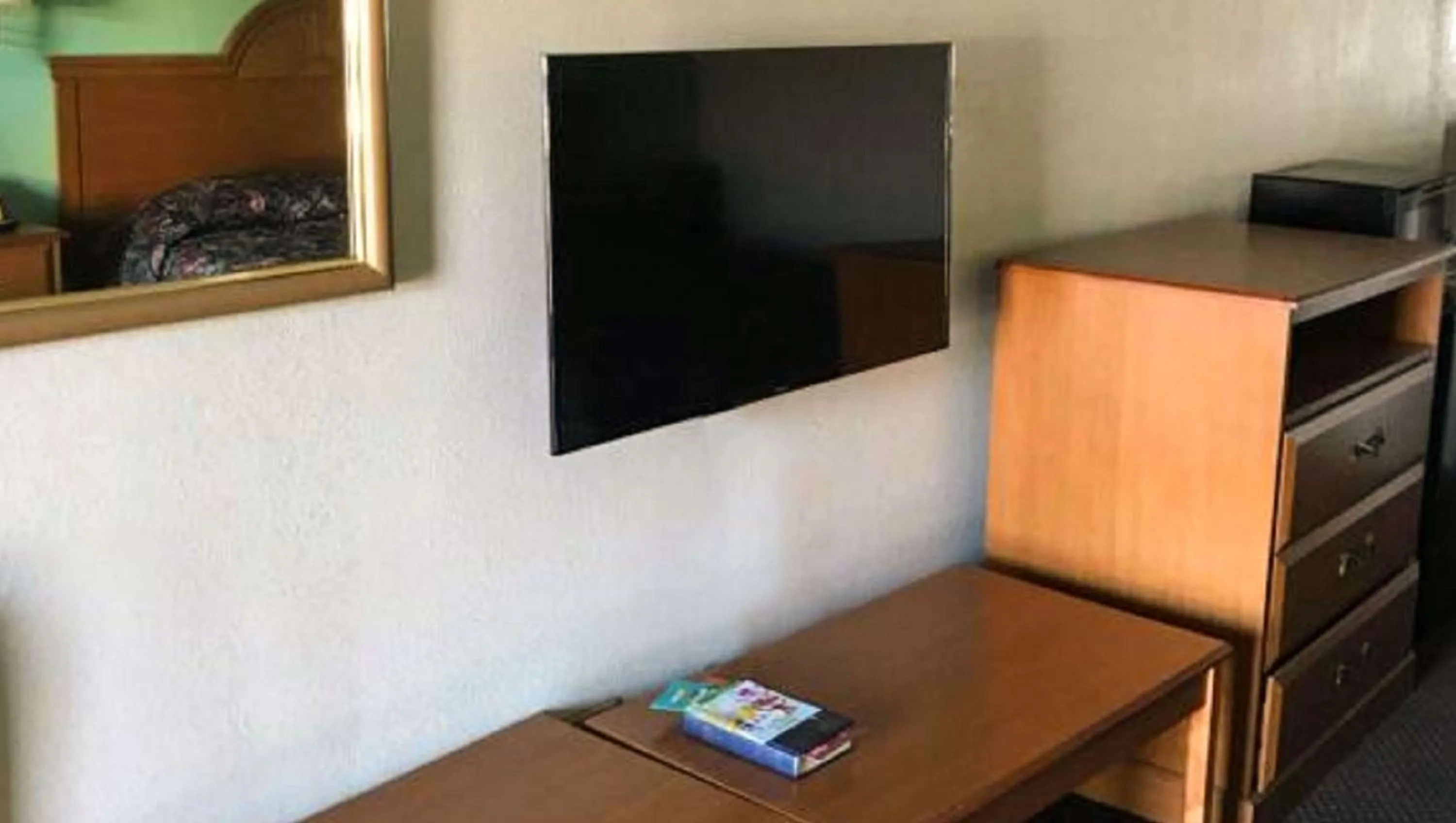 Photo of the whole room, TV/Entertainment Center in Budget Inn Franklinton