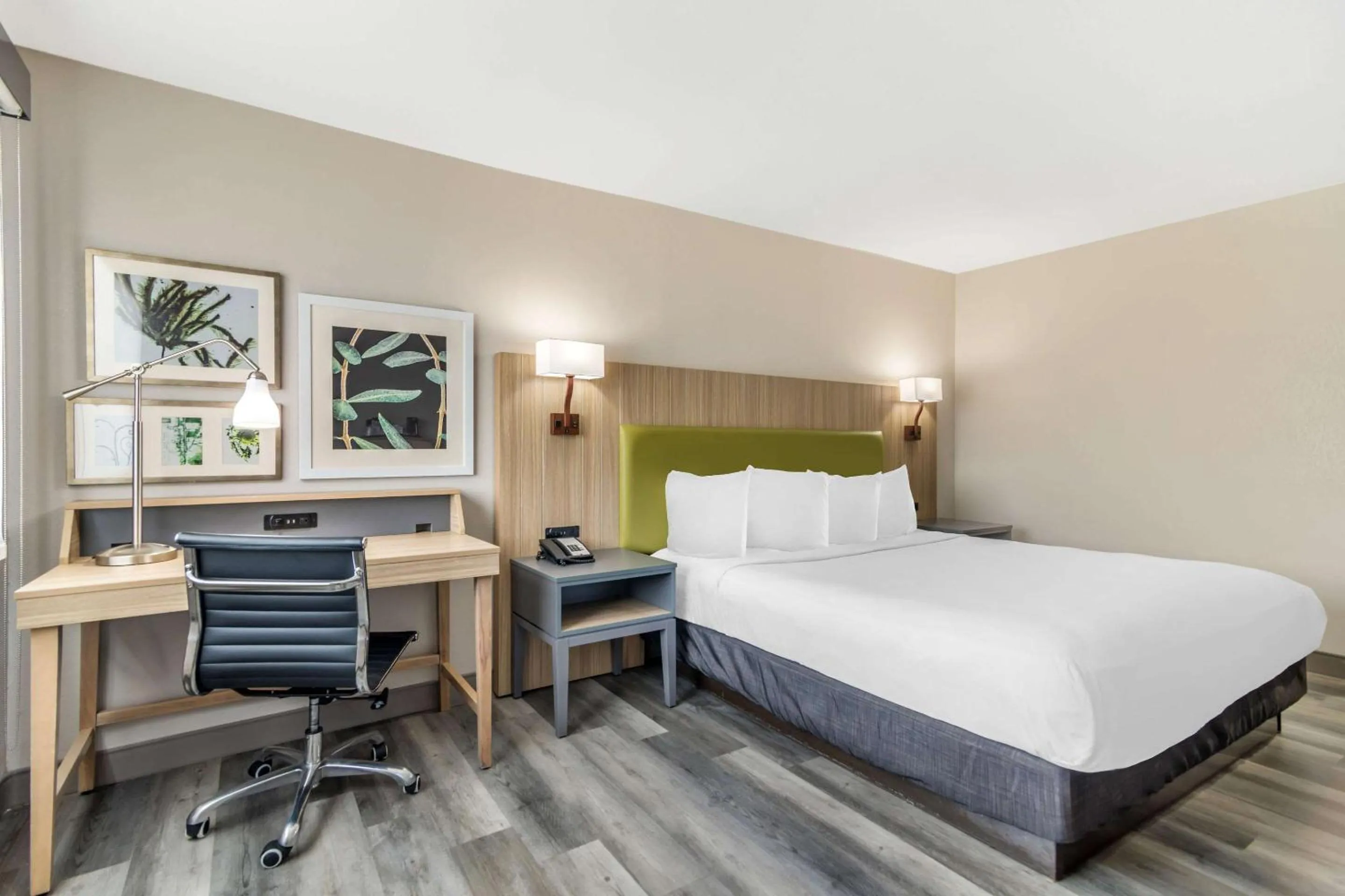 Bedroom, Bed in Country Inn & Suites by Radisson, Atlanta Airport South, GA