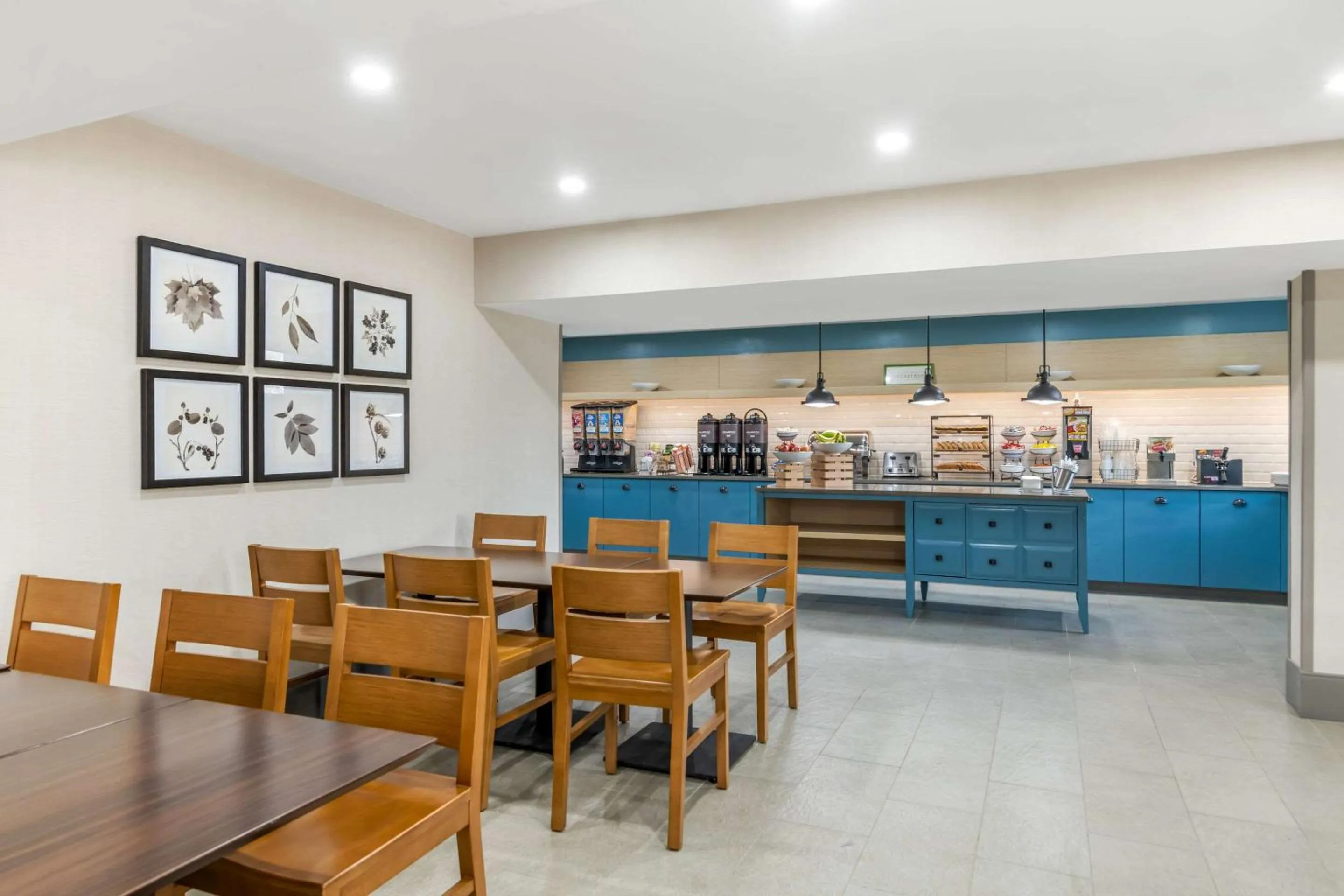 Breakfast in Country Inn & Suites by Radisson, Atlanta Airport South, GA