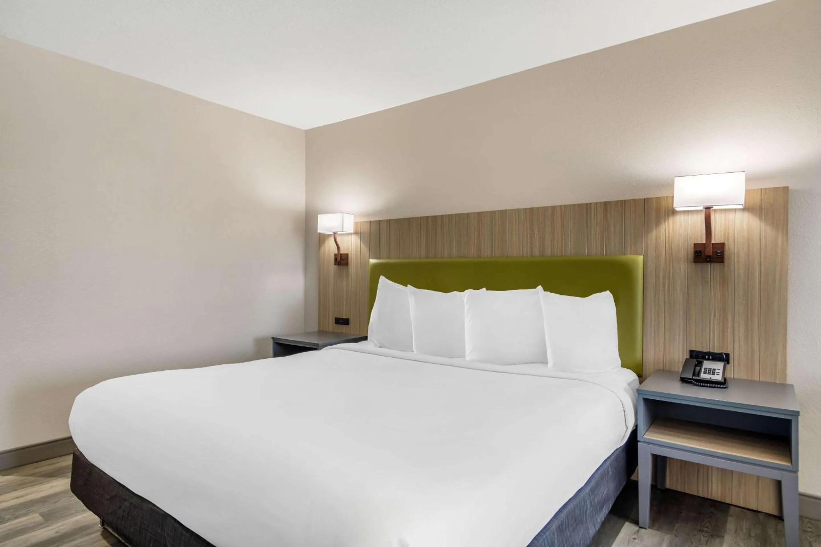 Bedroom, Bed in Country Inn & Suites by Radisson, Atlanta Airport South, GA