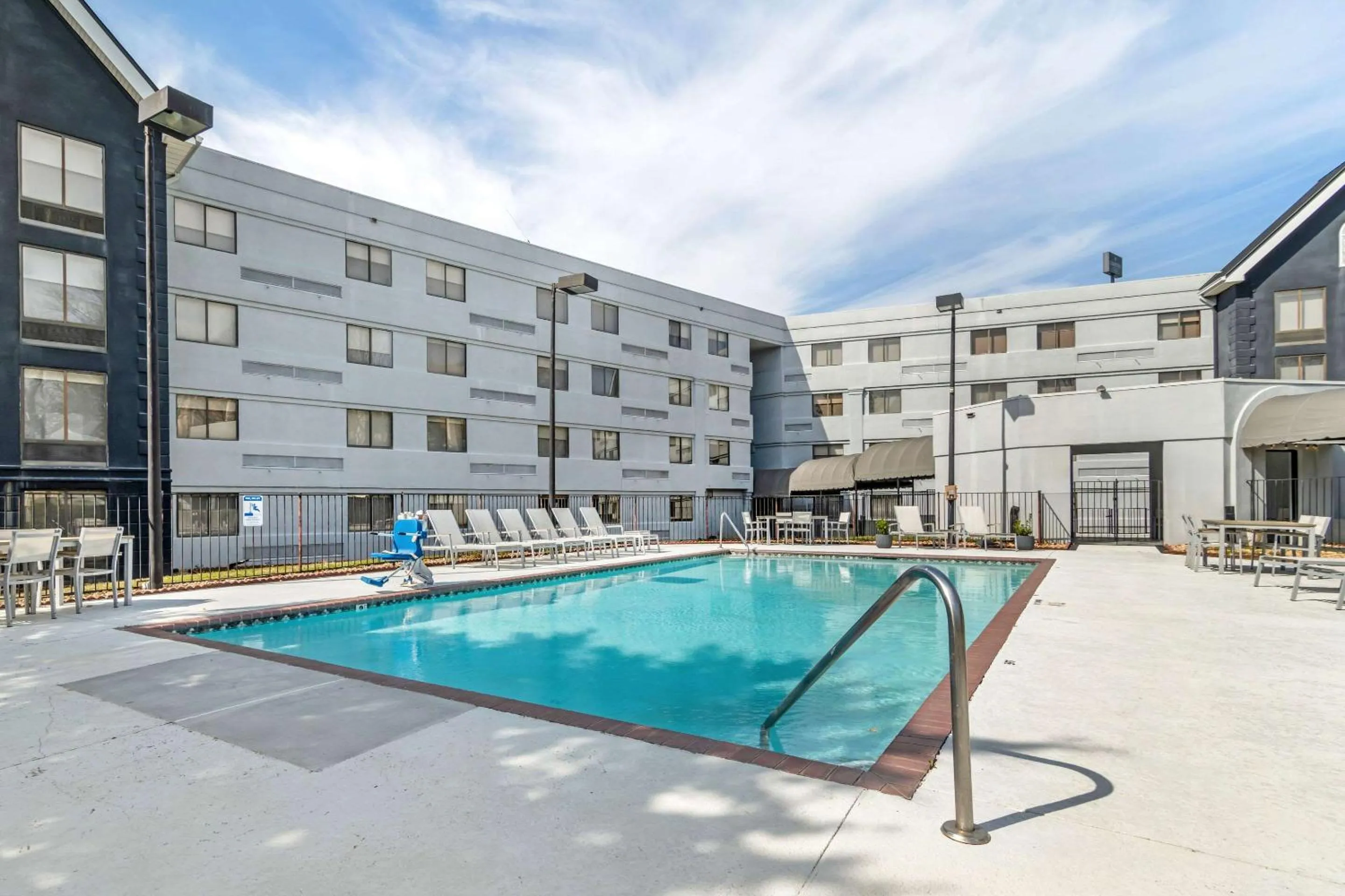 Swimming pool in Country Inn & Suites by Radisson, Atlanta Airport South, GA
