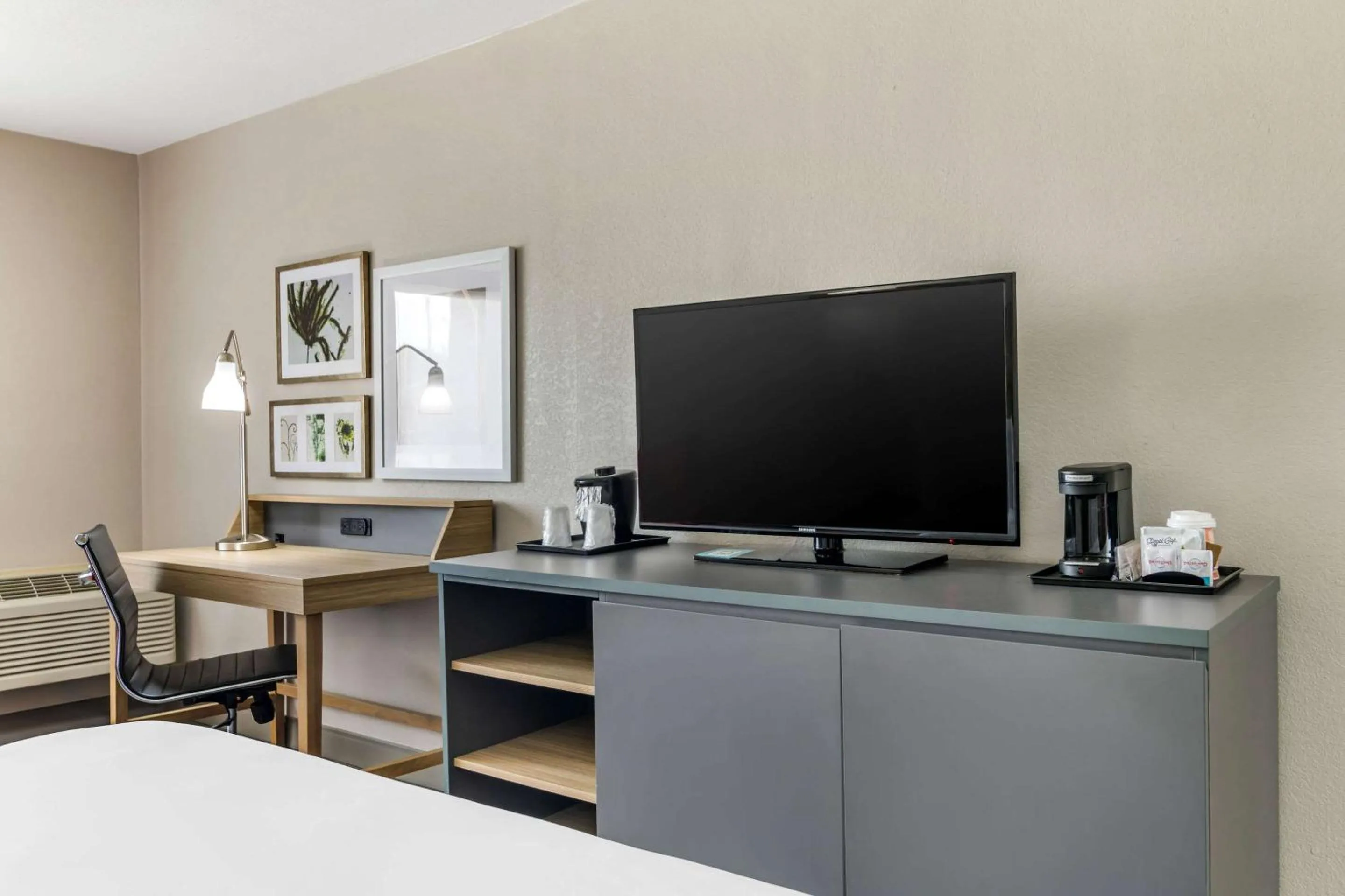 Bedroom, Bed in Country Inn & Suites by Radisson, Atlanta Airport South, GA