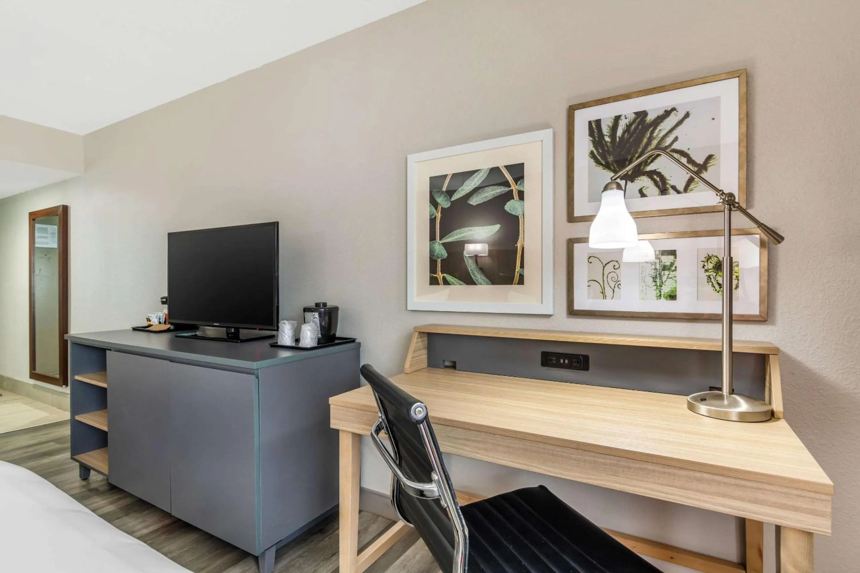 Bedroom in Country Inn & Suites by Radisson, Atlanta Airport South, GA