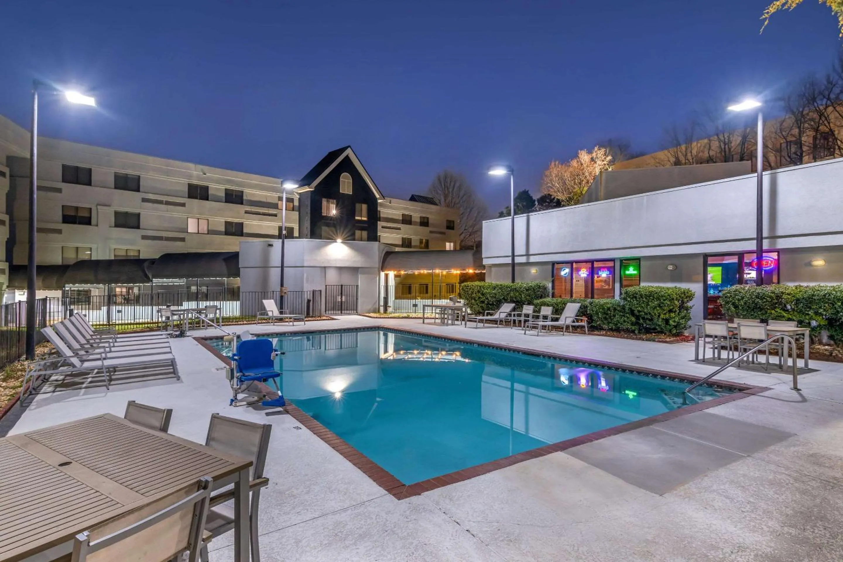 Swimming pool in Country Inn & Suites by Radisson, Atlanta Airport South, GA