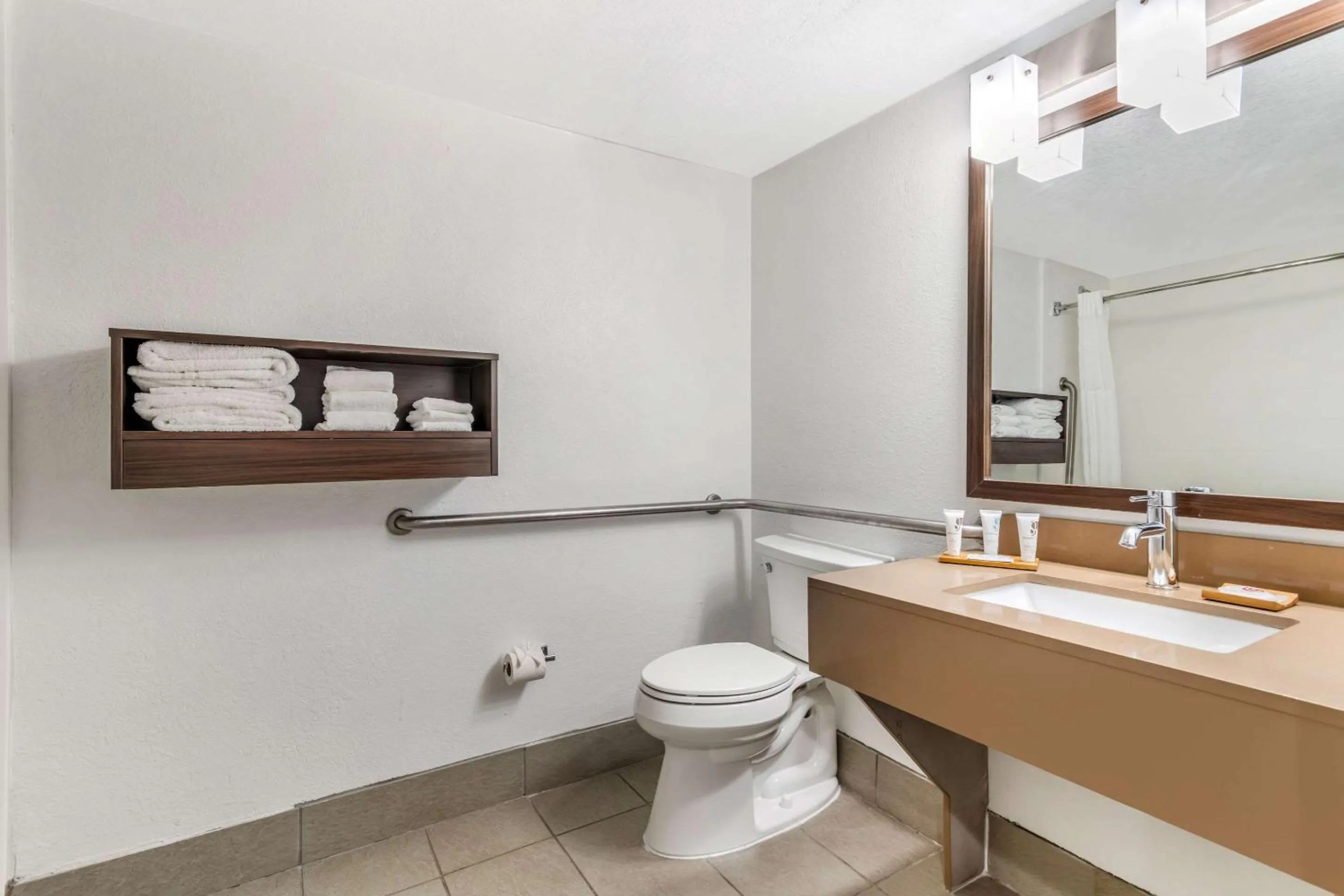 Bedroom in Country Inn & Suites by Radisson, Atlanta Airport South, GA