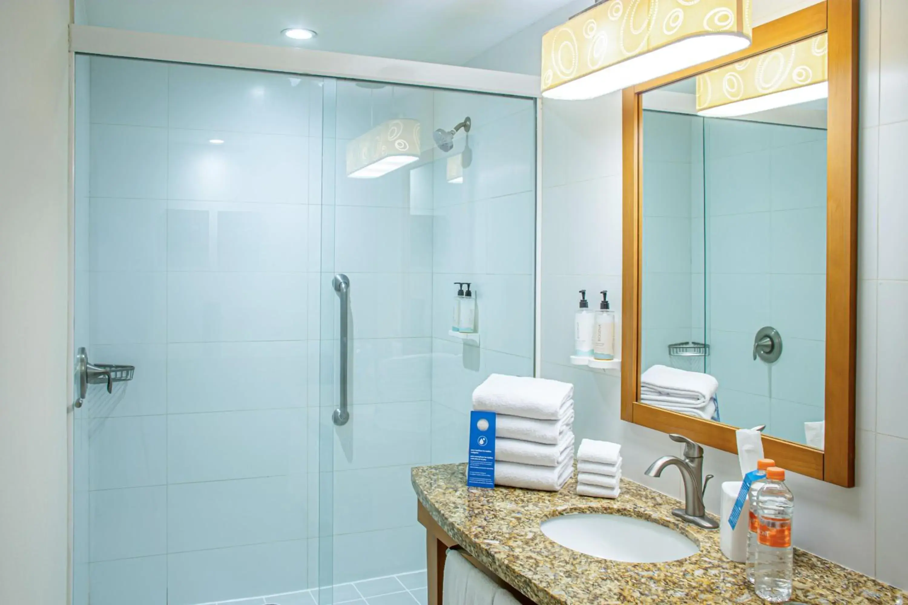 Bathroom in Hampton by Hilton Guadalajara Expo Bathroom in Hampton by Hilton Guadalajara Expo