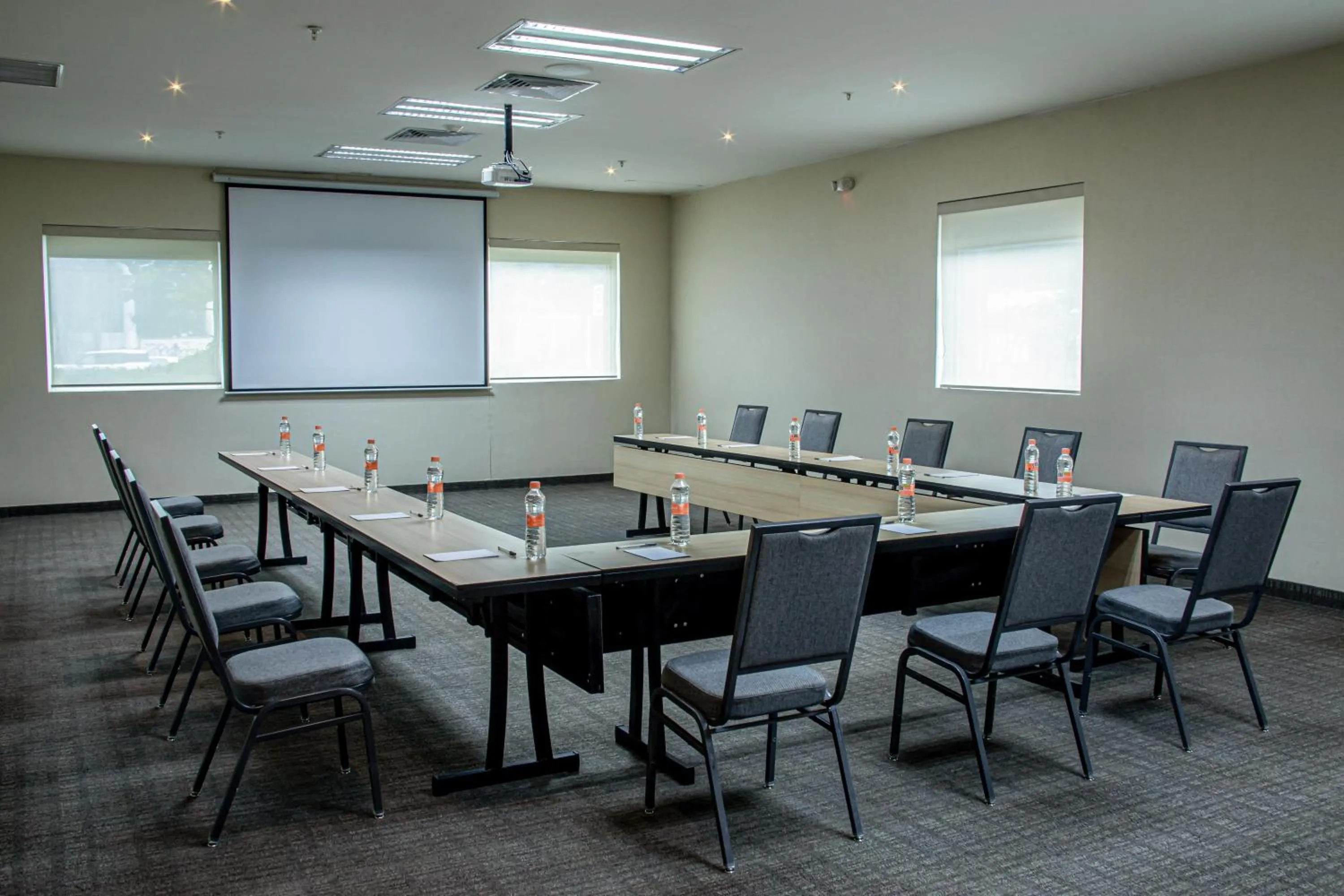 Meeting/conference room in Hampton by Hilton Guadalajara Expo