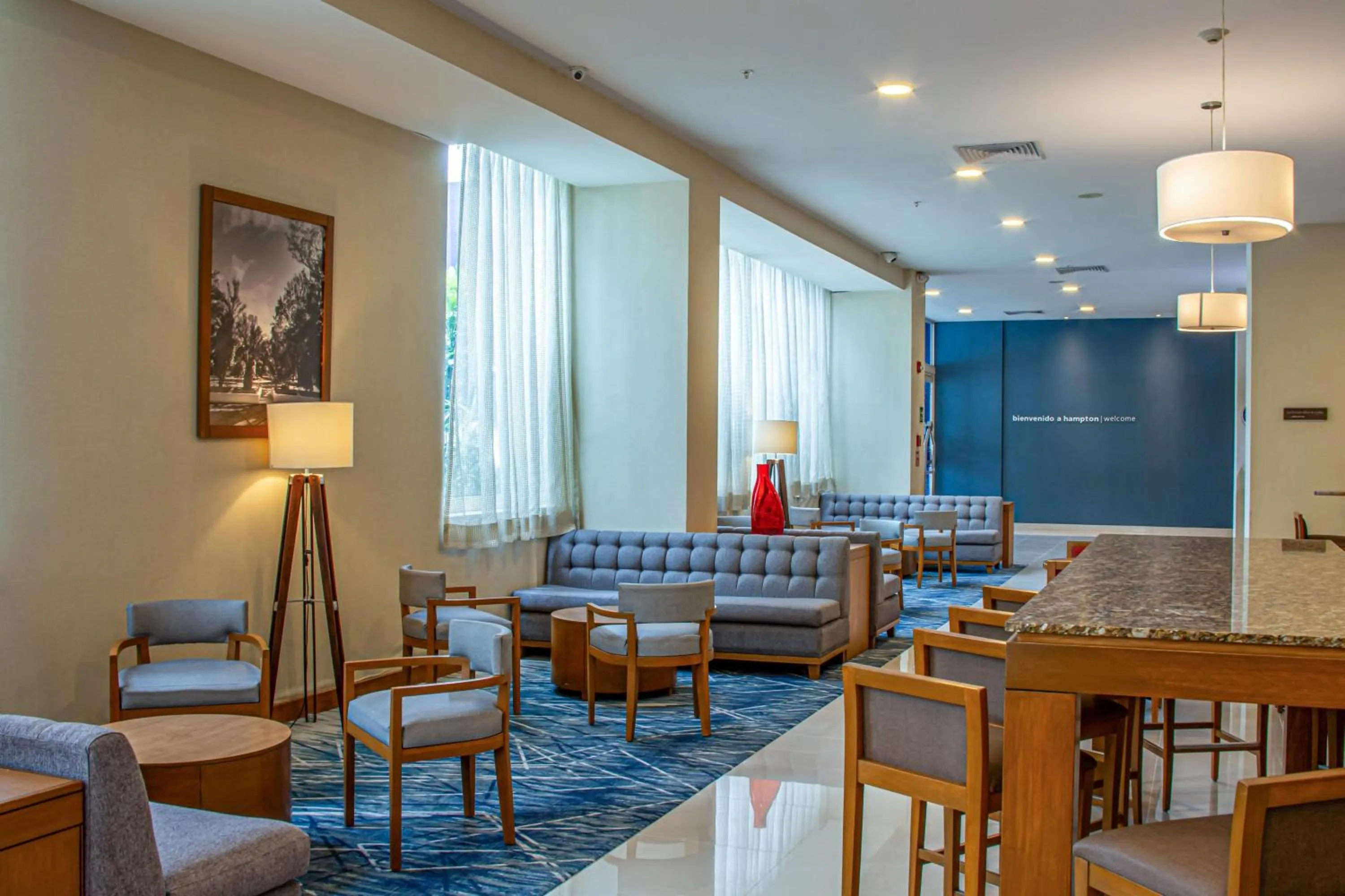 Lounge or bar in Hampton by Hilton Guadalajara Expo