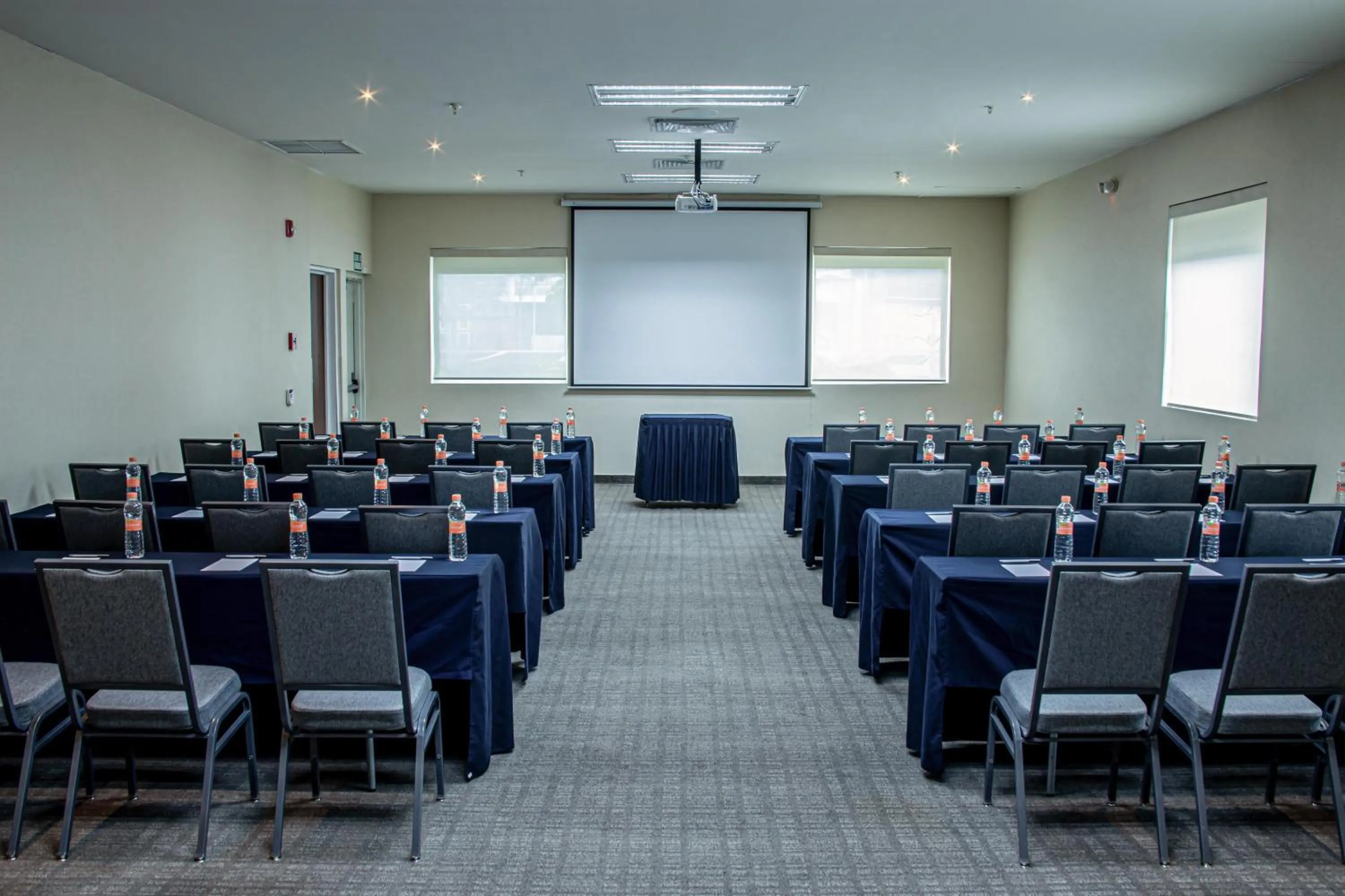 Meeting/conference room in Hampton by Hilton Guadalajara Expo