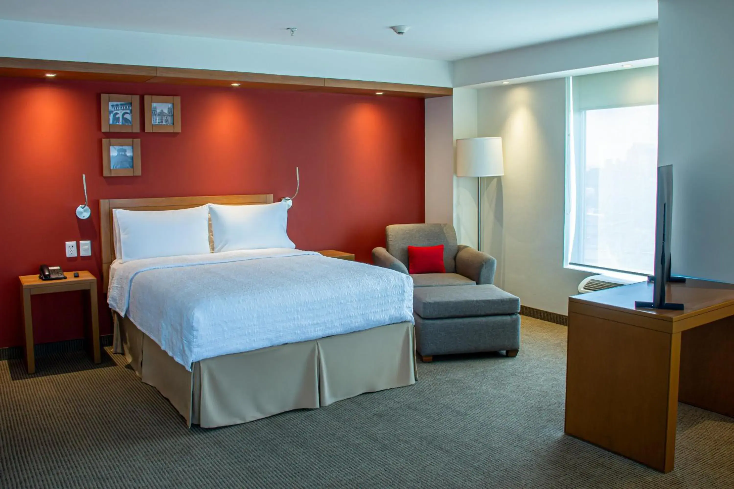 Living room, Bed in Hampton by Hilton Guadalajara Expo Living room, Bed in Hampton by Hilton Guadalajara Expo