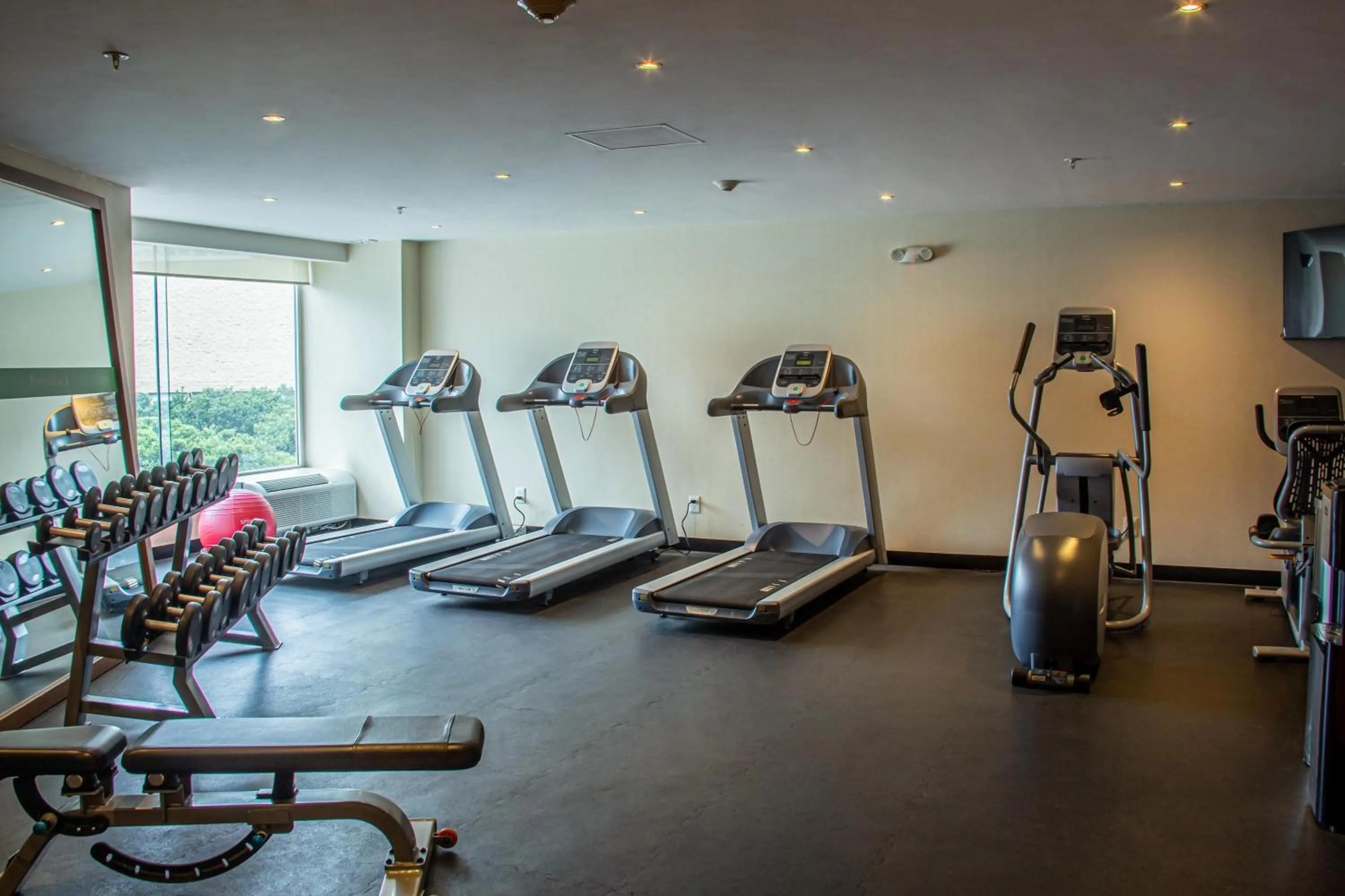 Fitness centre/facilities in Hampton by Hilton Guadalajara Expo