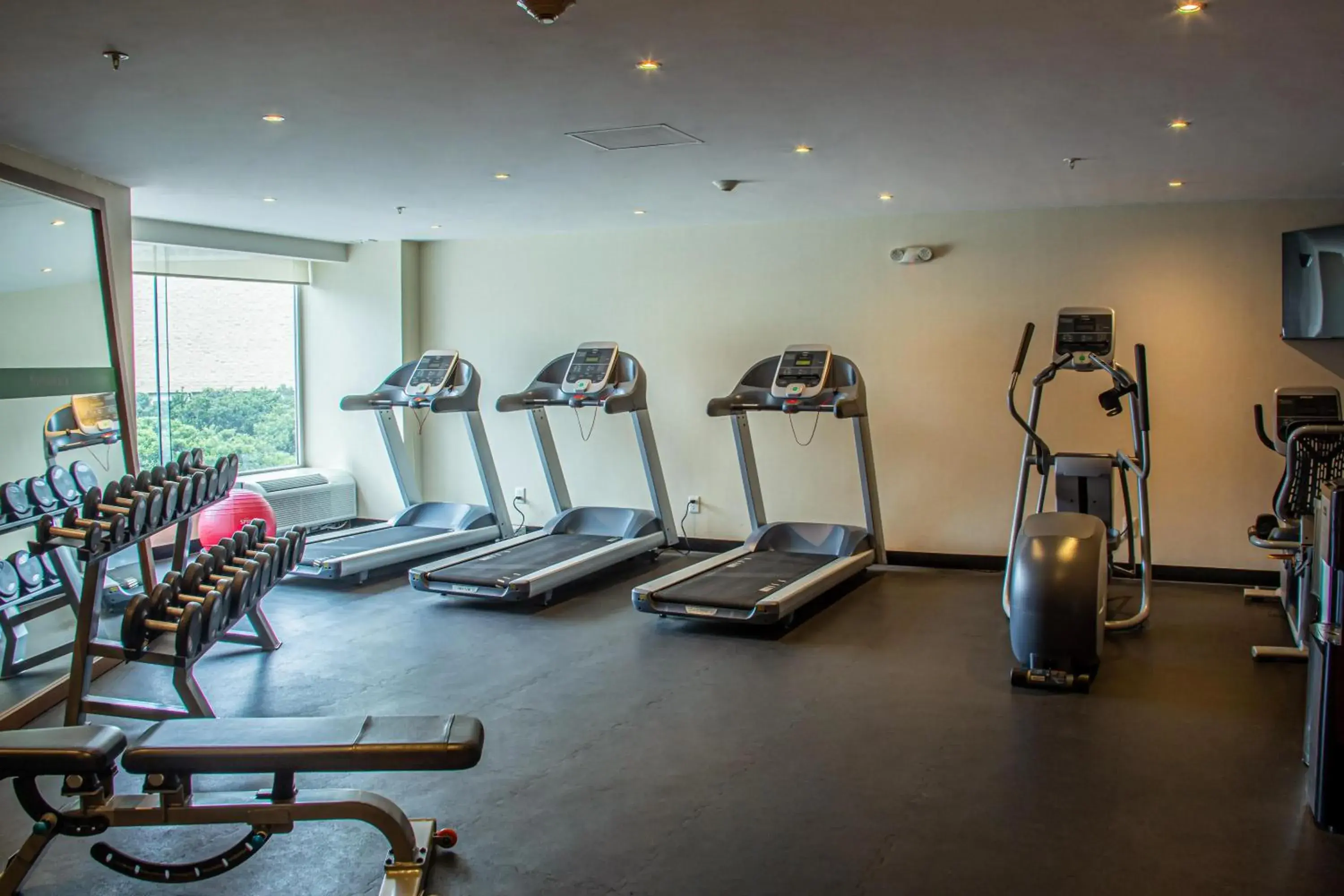 Fitness centre/facilities in Hampton by Hilton Guadalajara Expo Fitness centre/facilities in Hampton by Hilton Guadalajara Expo