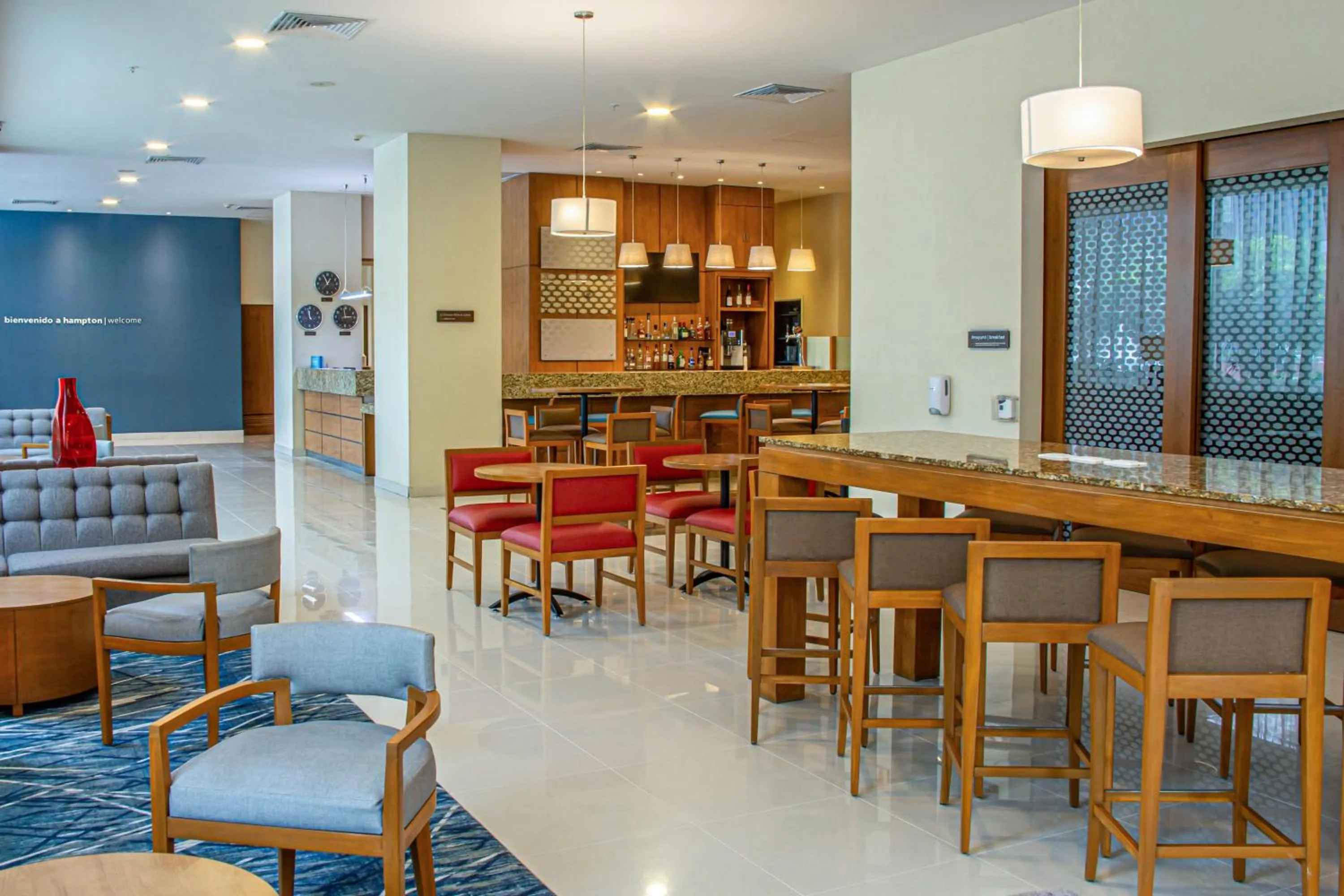 Lobby or reception in Hampton by Hilton Guadalajara Expo