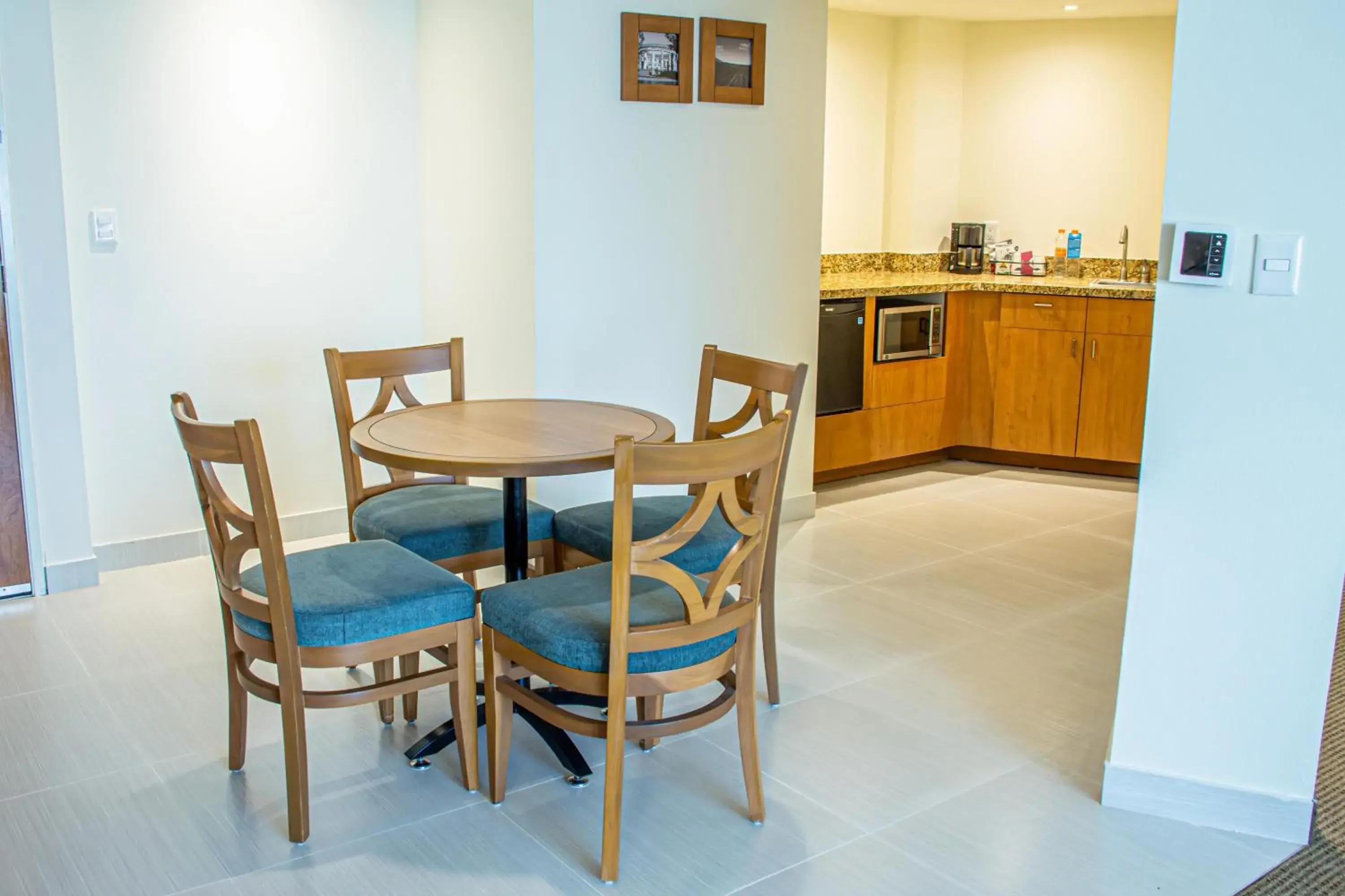 Photo of the whole room in Hampton by Hilton Guadalajara Expo Photo of the whole room in Hampton by Hilton Guadalajara Expo